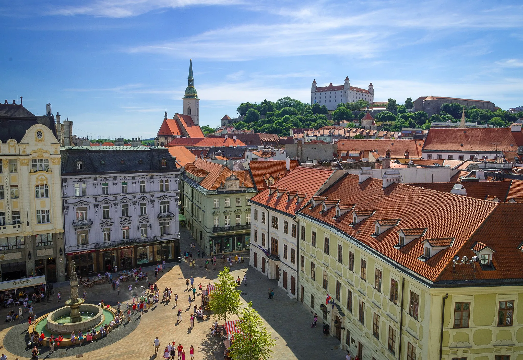 Photo showing: Hlavné Namestie in the Old Town of Bratislava