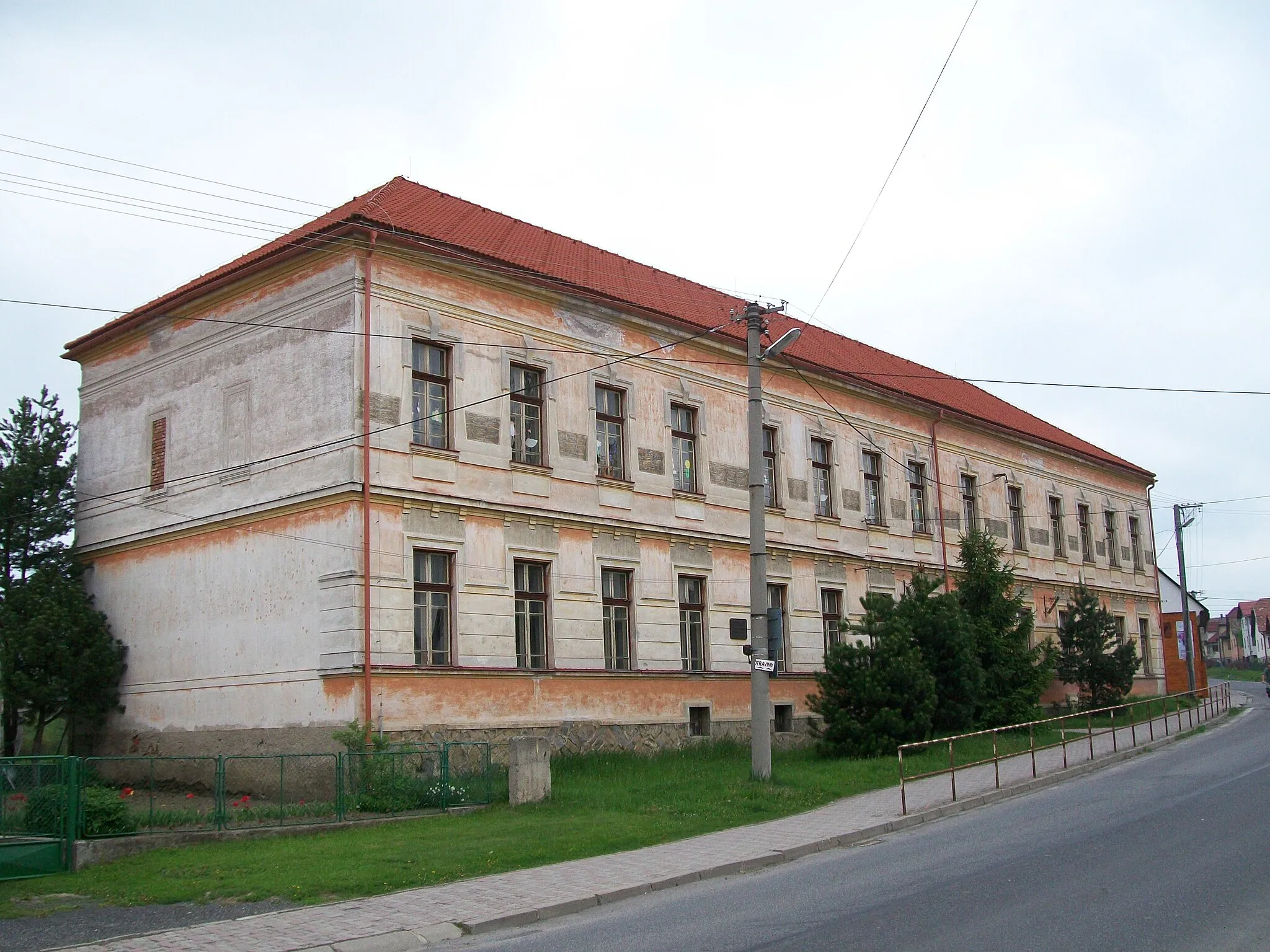 Photo showing: Centrum QUO VADIS v obci Hybe. Centrum vzniklo v priestoroch bývalej materskej školy v budove, ktorá je vo vlastníctve Cirkevného zboru ECAV na Slovensku Hybe.