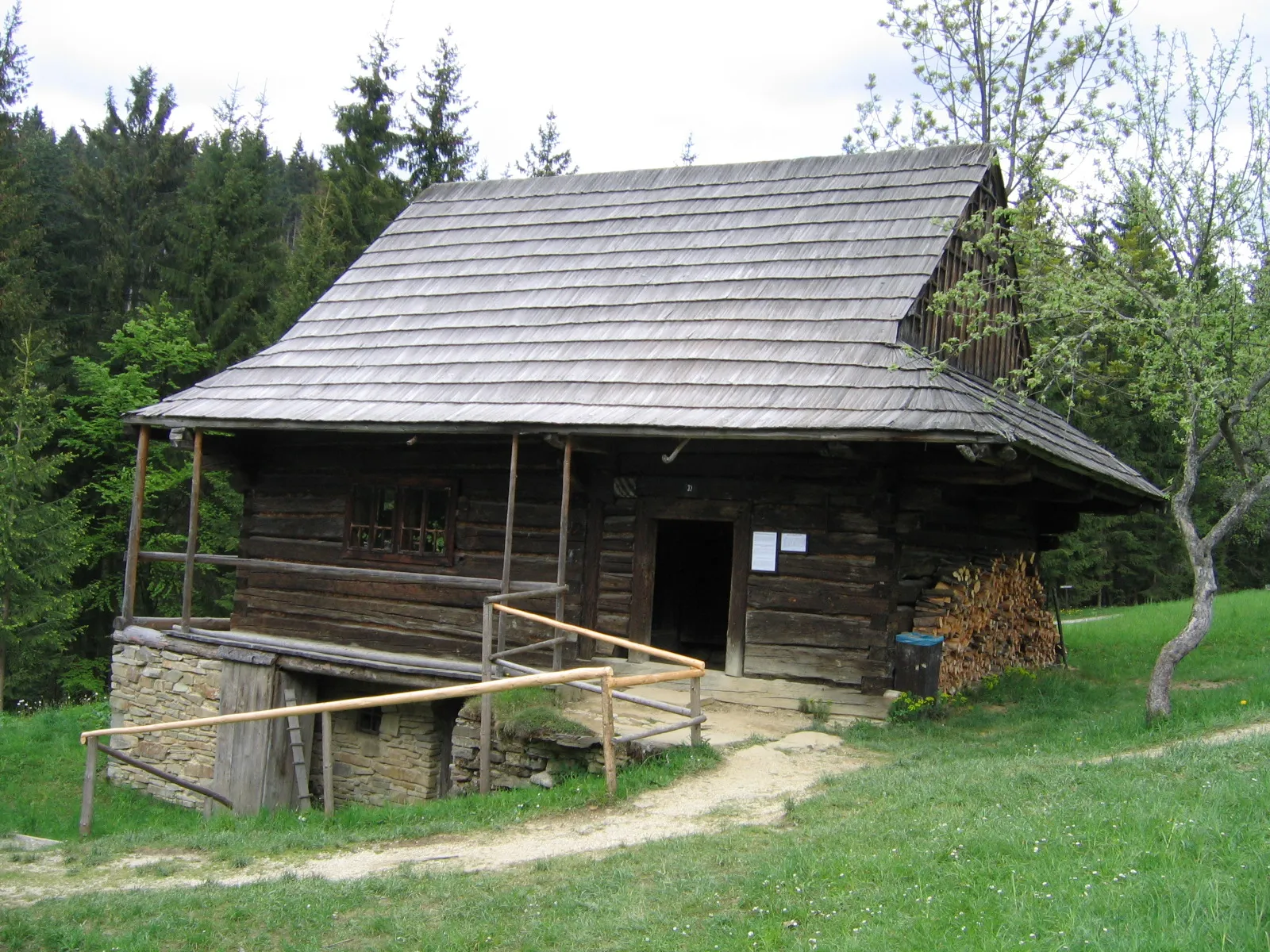 Photo showing: Obytná budova v Múzeu kysuckej dediny.