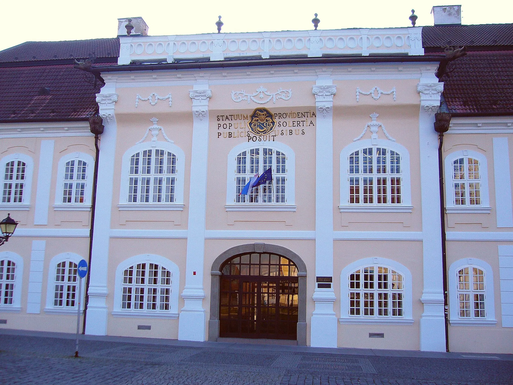 Photo showing: Rimaszombat, a régi vármegyeháza, Főtér