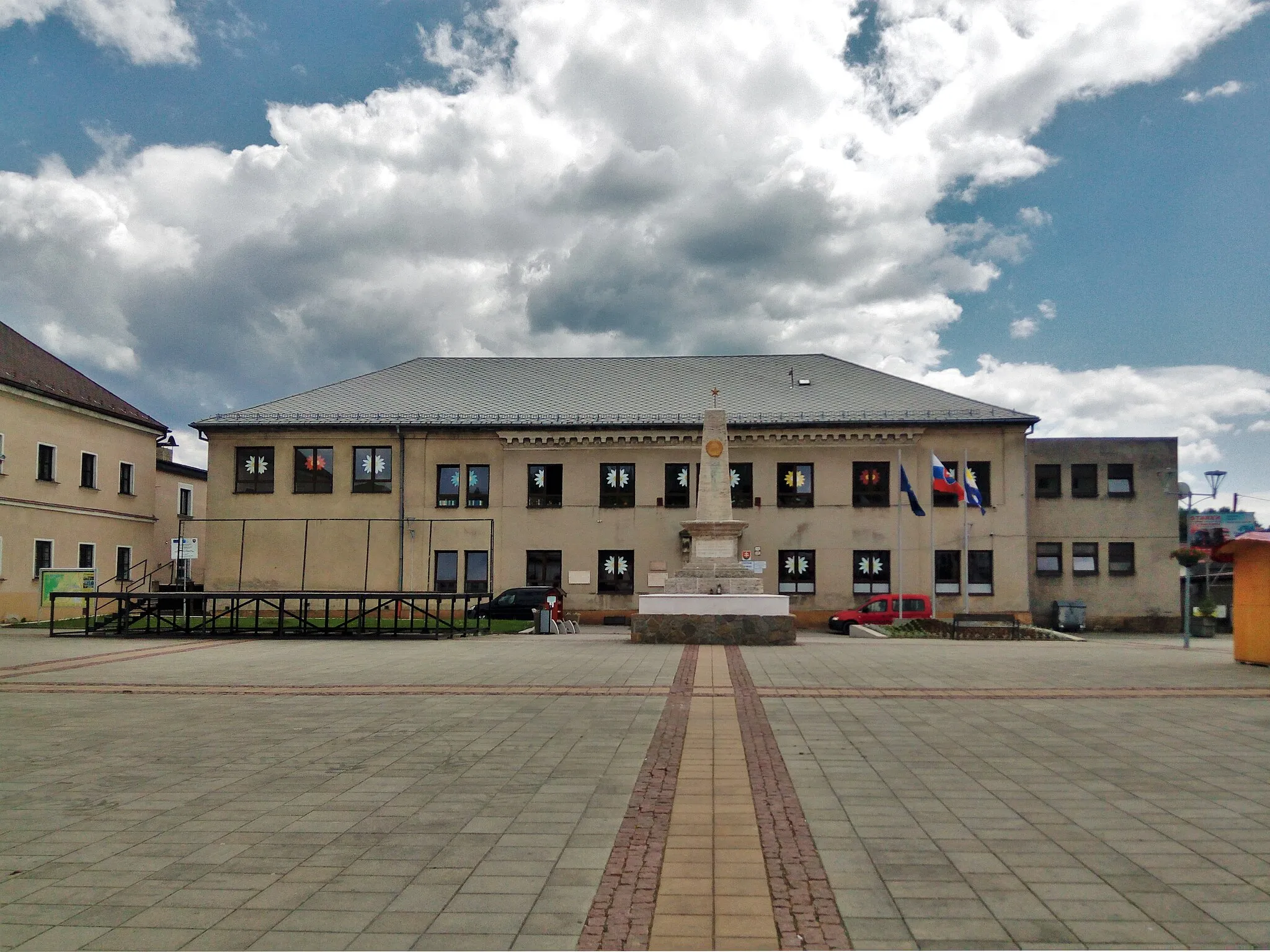 Photo showing: Red Army Monument and former gymnasium, now Leisure Centre,  in Trstená, Slovakia.
