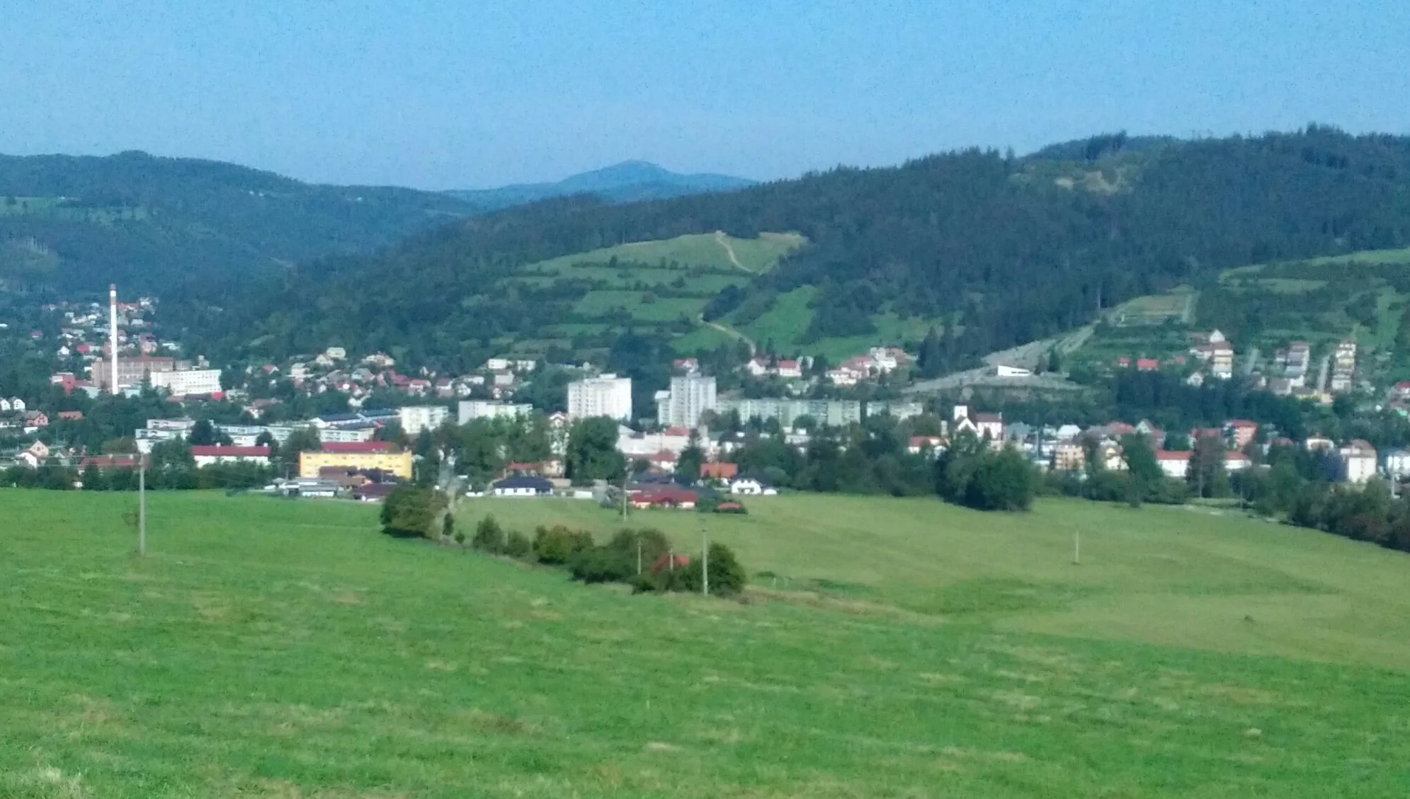 Photo showing: Centrum mesta Turzovka, pohľad od juhu z vrchu Bukovina. V pozadí Zadné vrchy, na obzore Lysá Hora.