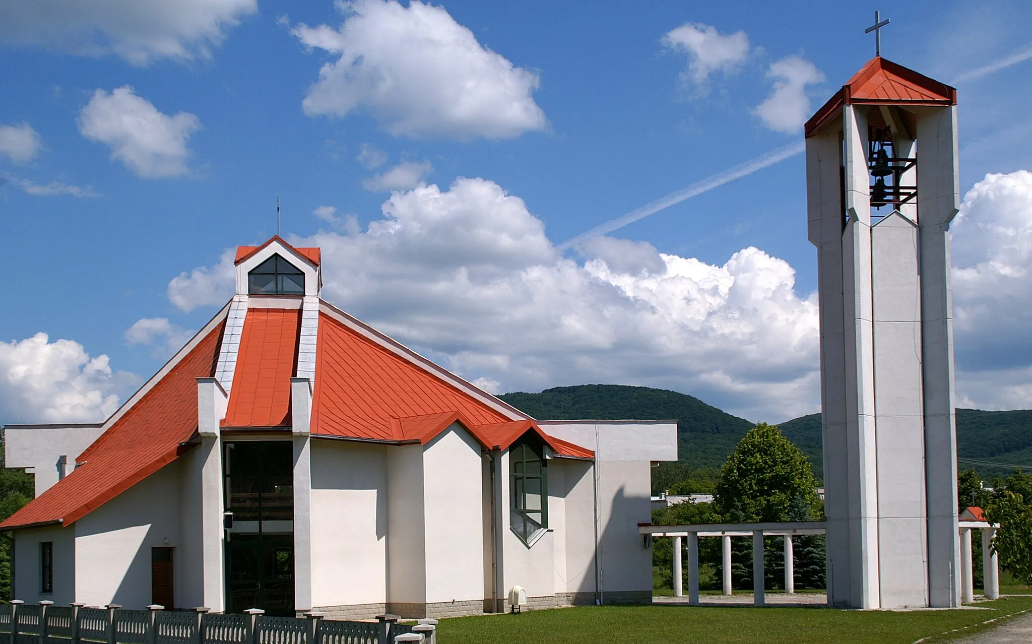 Photo showing: Nový kostel v Chlmci u Humenného byl vysvěcen v roce 1998.