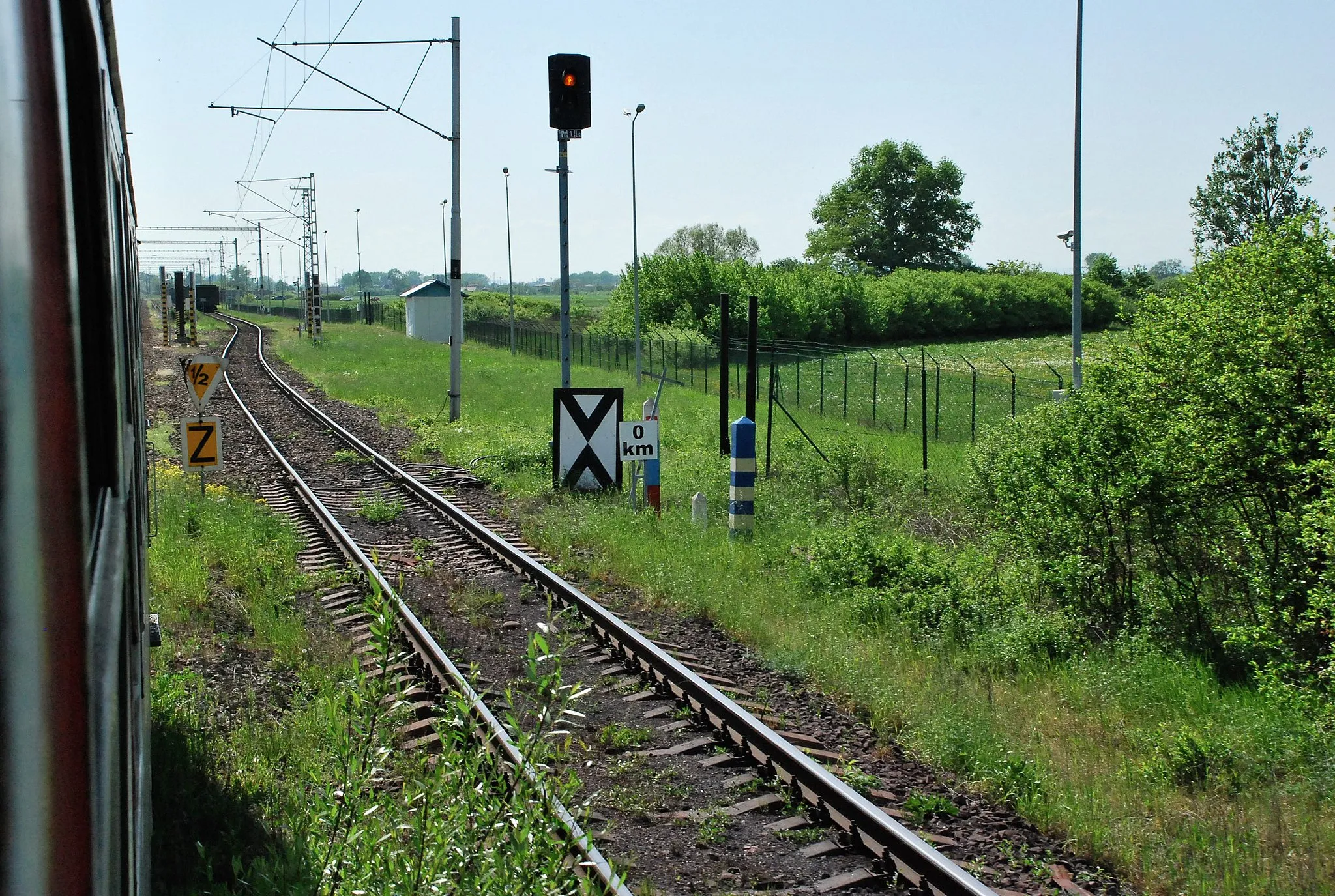 Photo showing: Slovak-Ukrainian state border between Čierna nad Tisou and Chop. Border line, kilometer "0,0". Slovakian signal light.