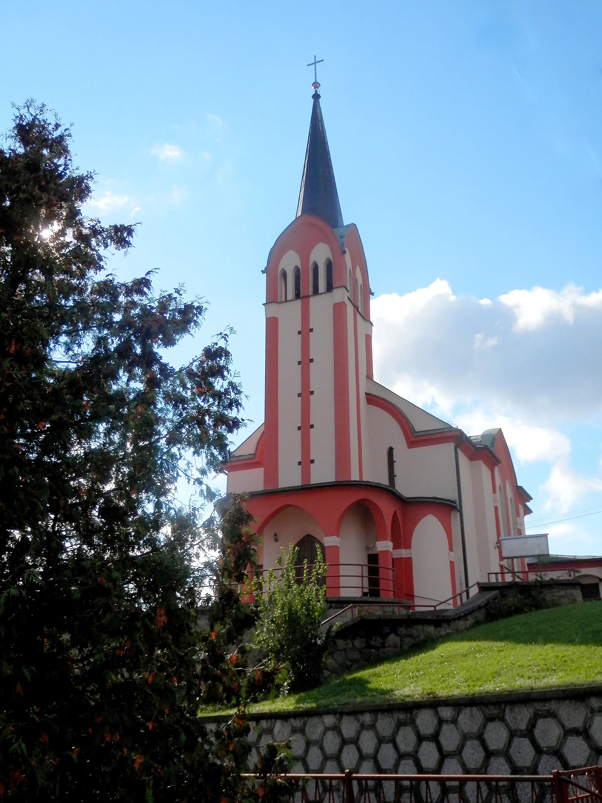 Photo showing: Rímskokatolícky kostol sv. Cyrila a Metóda z prvej polovice 20. storočia. Mesto Giraltovce, okres Svidník.
