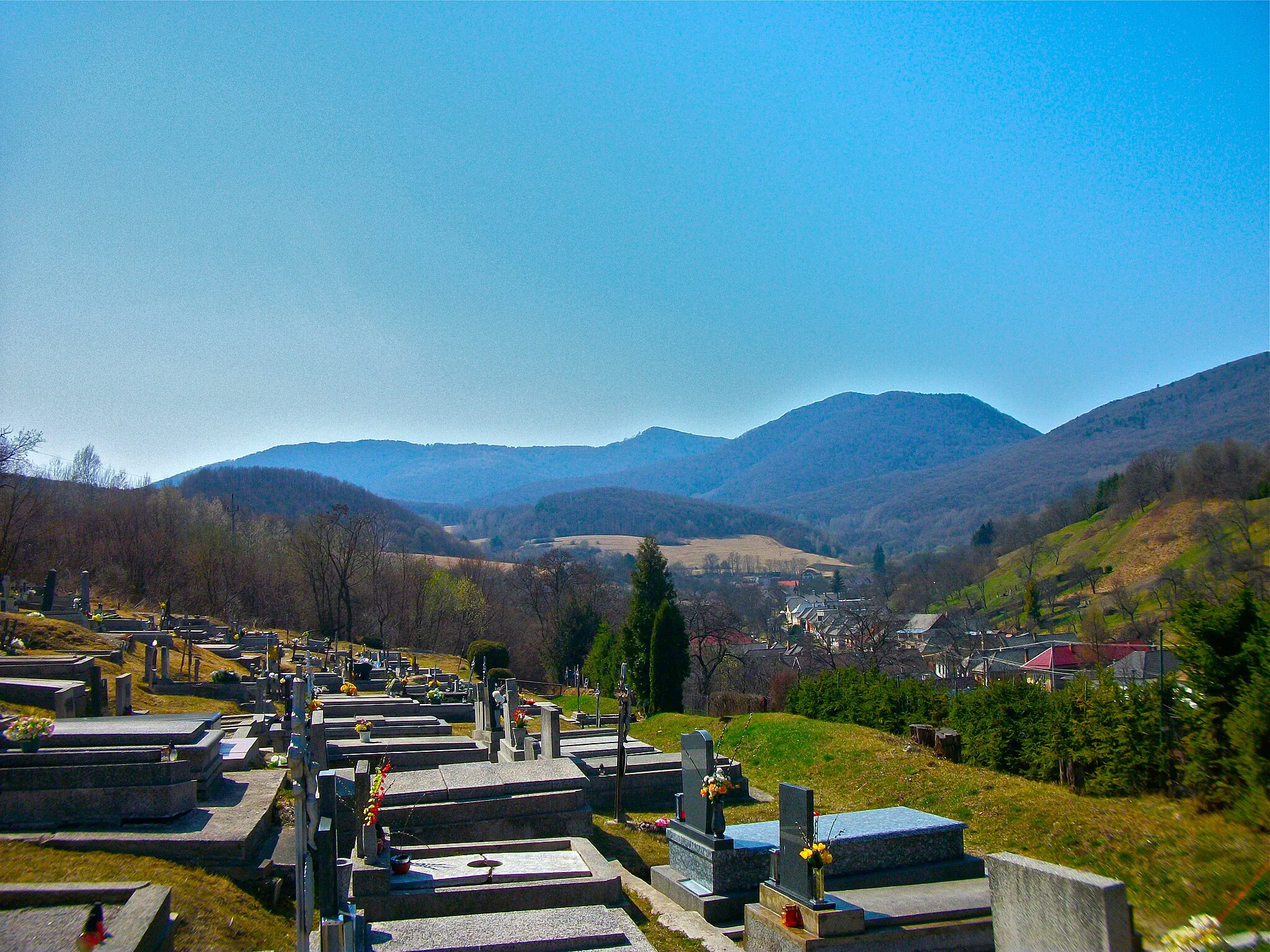 Photo showing: View of Grund from Old Cemetery in Metzenseifen, Slovakia.