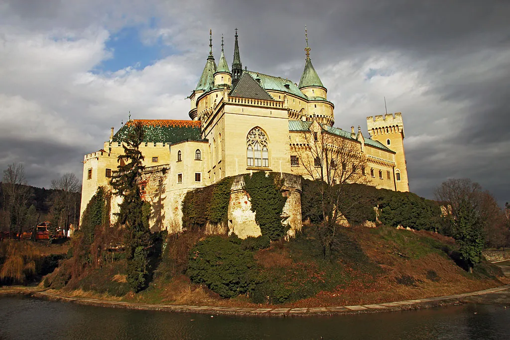 Photo showing: Bojnice castle, as seen from the castle parc.