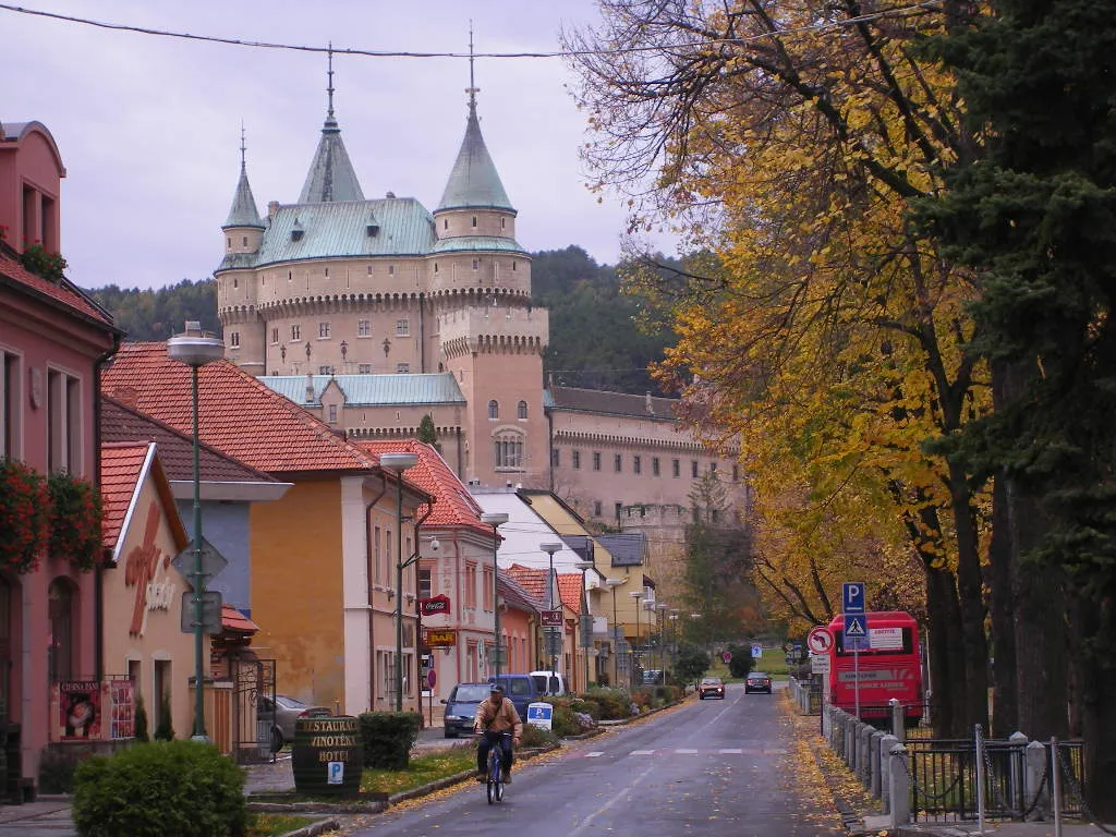 Photo showing: Bojnice - the Hurban square and the castle