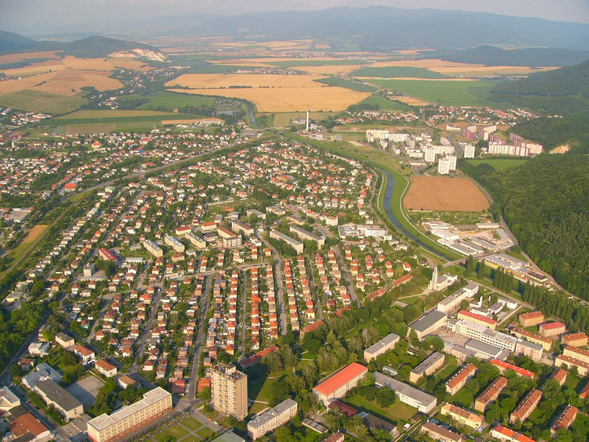 Photo showing: Author: Marián Zubák
Partizánske, view to the East - old part of town, ?ipok and ?imonovany

(photo made during glider flight over Partizánske)