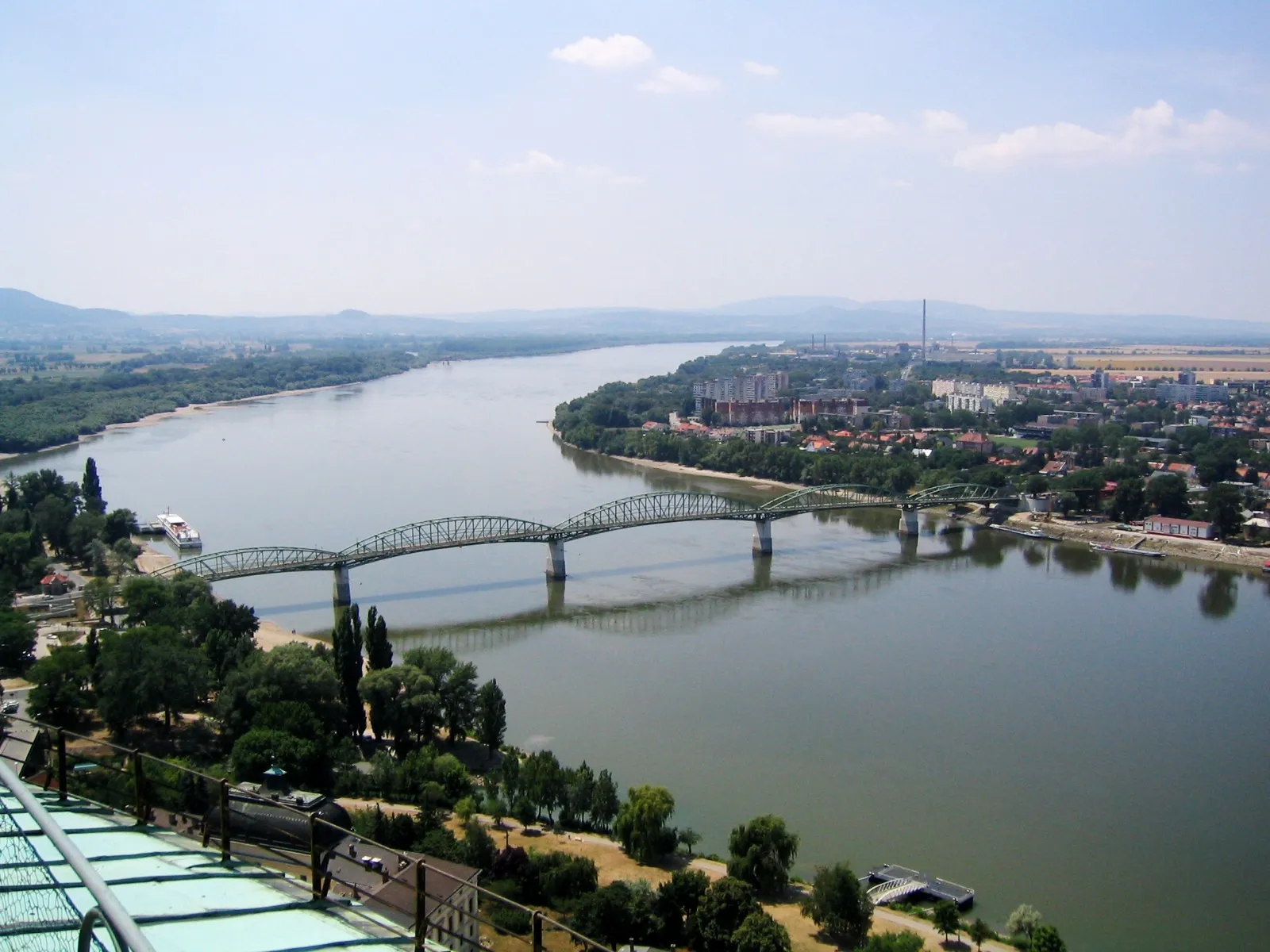 Photo showing: The Mária Valéria bridge, connecting Esztergom in Hungary with Štúrovo in Slovakia, constructed 2001. Photo taken by AlanFord, from Esztergom Basilica, 2003-06-30. PD-self