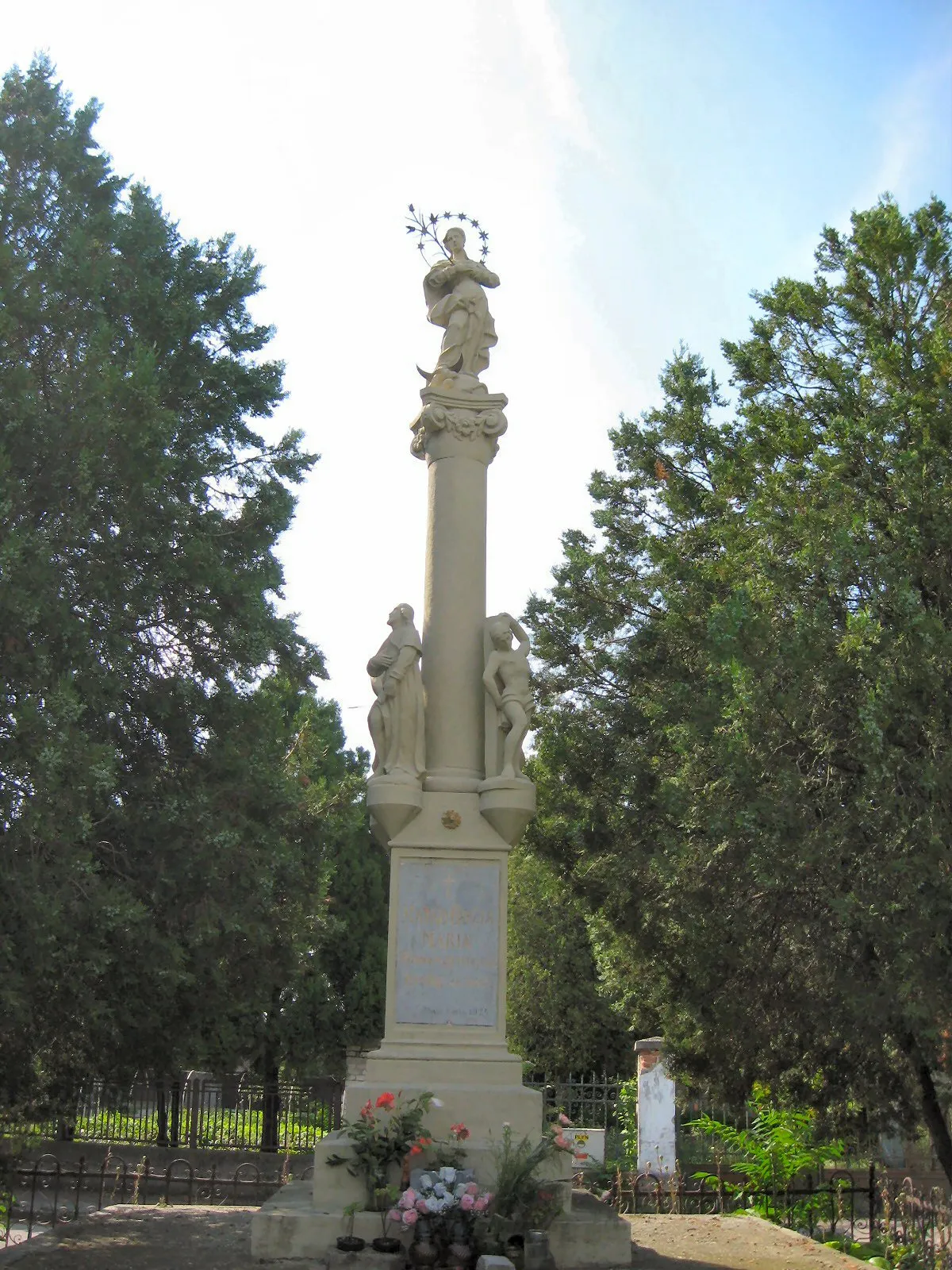 Photo showing: Statue of Blessed Virgin in Šurany, Slovakia.