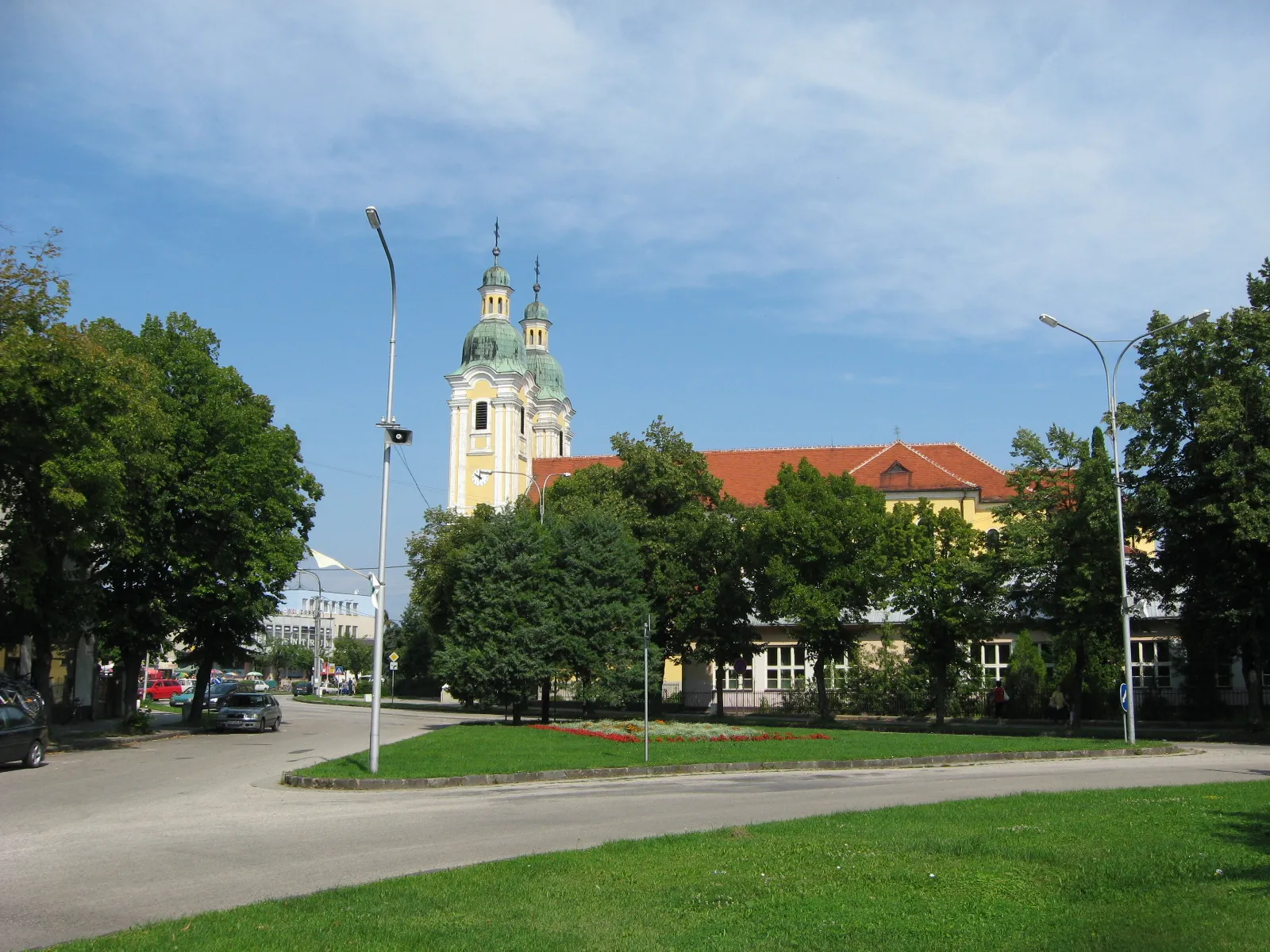 Photo showing: Centre of Slovakian town Šurany with the church of St. Stephen protomartyr.
