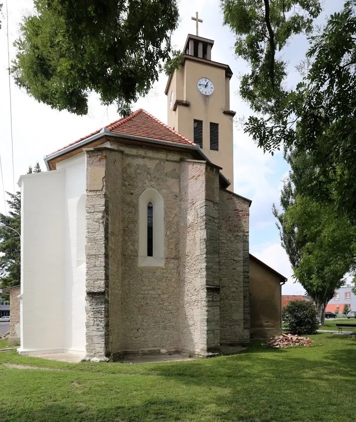 Photo showing: A középkori eredetű katolikus templom szentélye