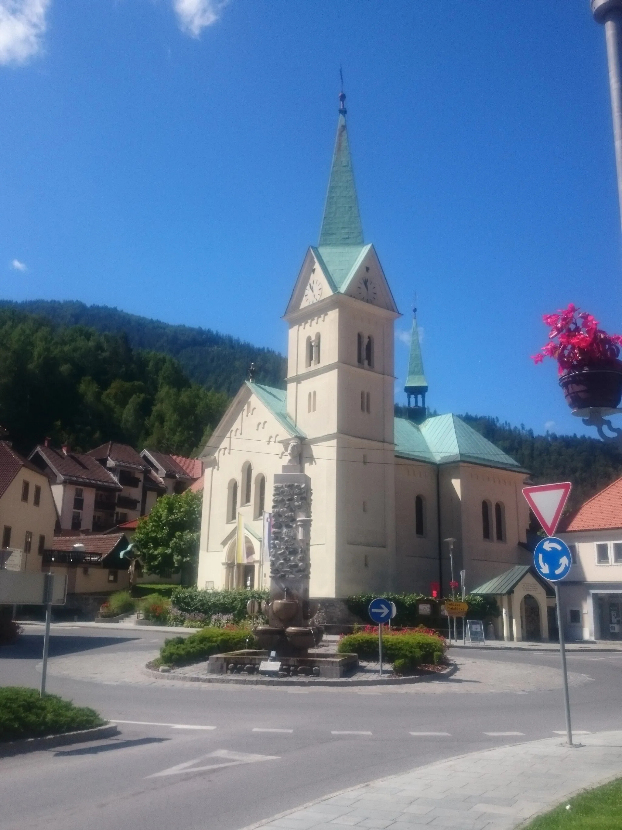 Photo showing: Črna na Koroškem, neo-romanic parish church of St. Oswald (sl: cerkev sv. Ožbolta), built in 1868. More info (in Slovenian only).