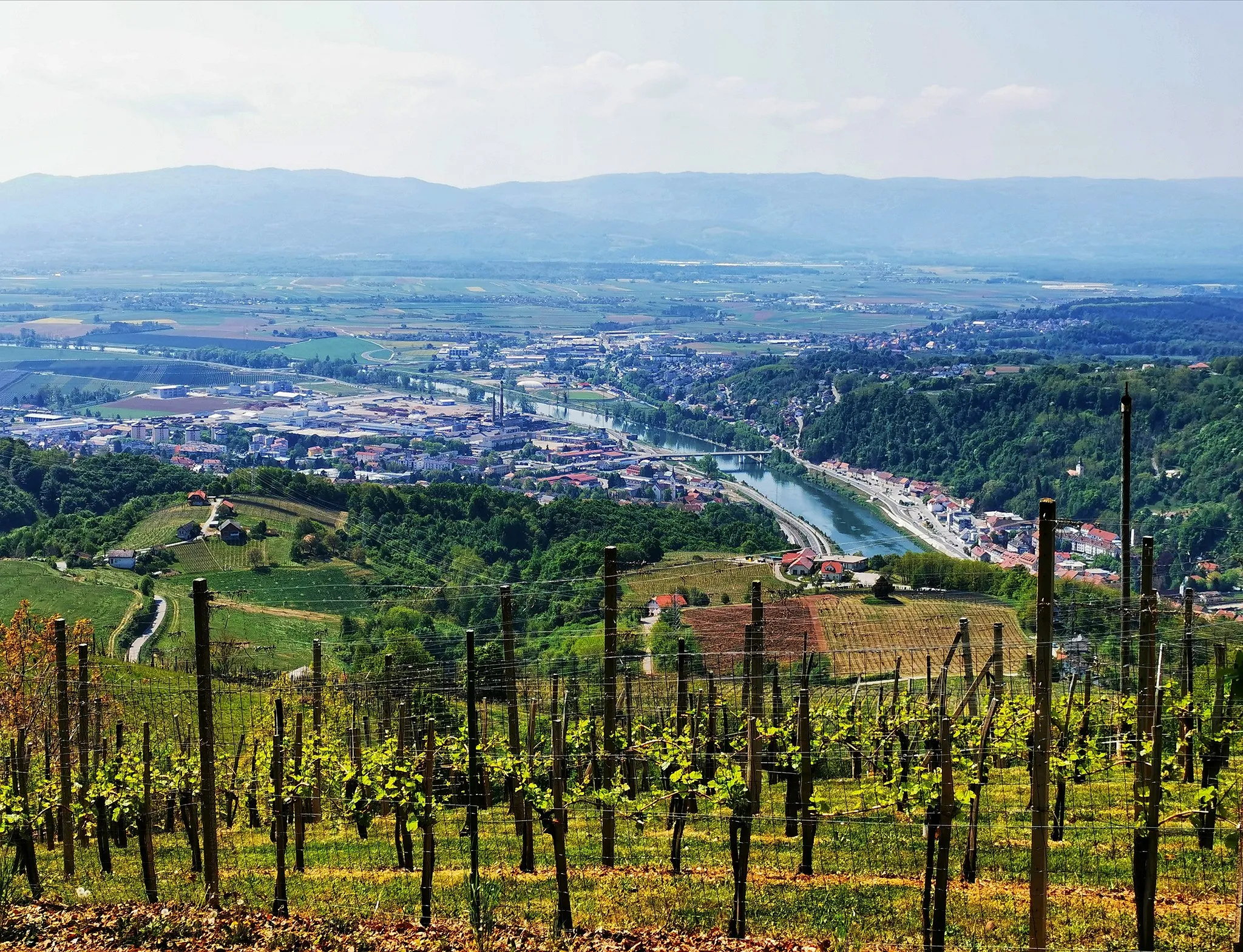 Photo showing: Panorama naselja Krško (levi breg Save) in Videm (desni breg Save); naselje je združeno pod enotnim imenom Krško.