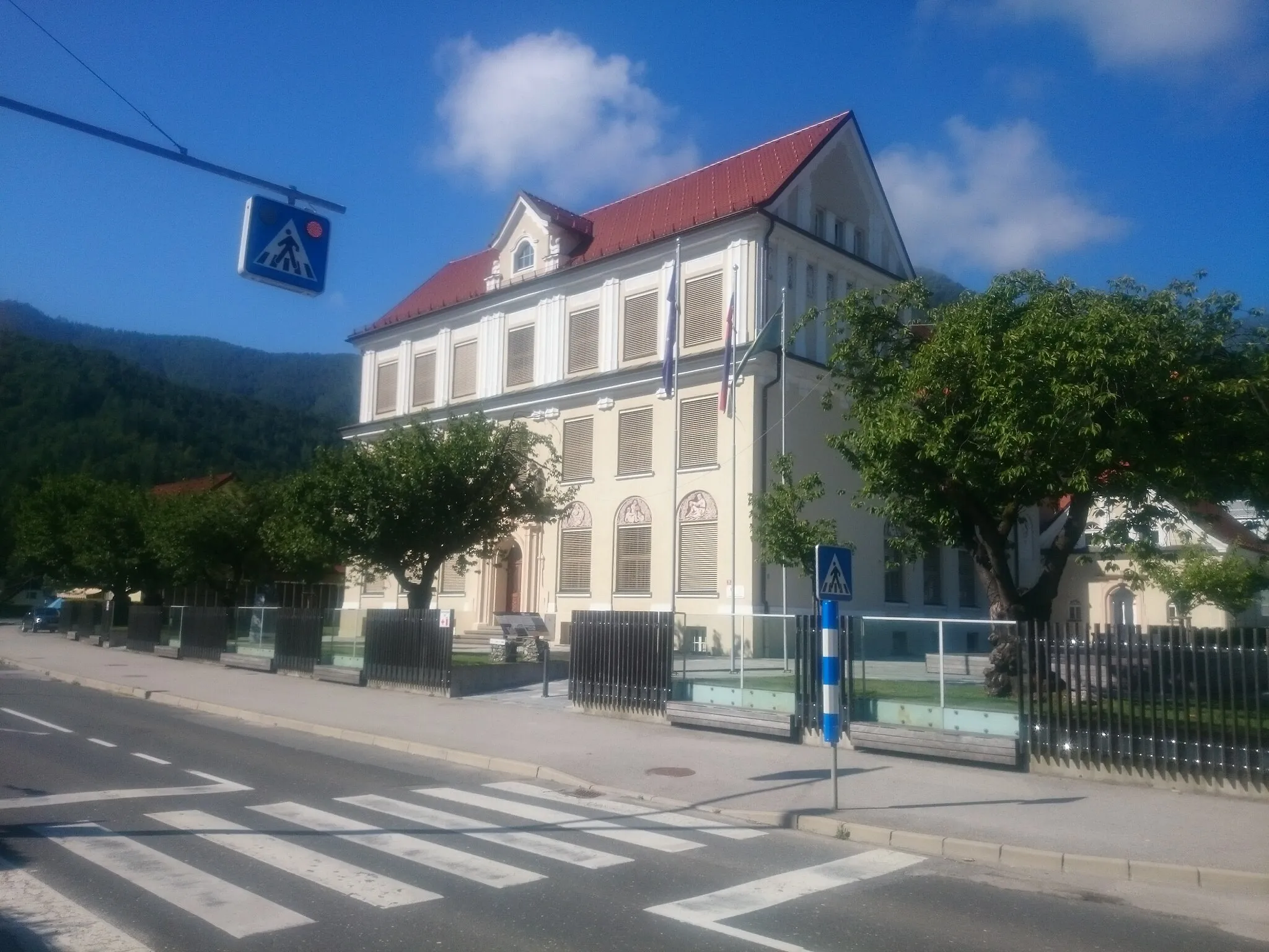 Photo showing: Elementary school in Mežica, built in 1926, arch. Max Czeike.