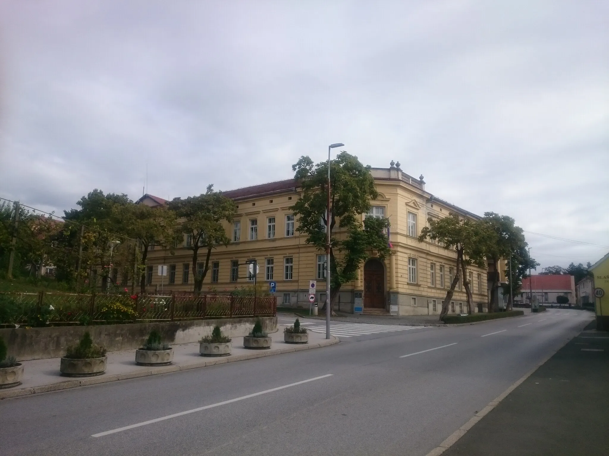 Photo showing: Present day town hall in Ormož, formerly a school, built in 1899.