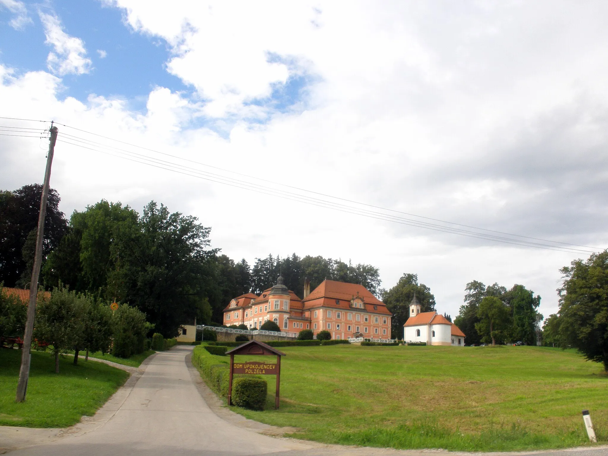 Photo showing: Šenek Mansion and the castle chapel in Polzela, northeastern Slovenia.