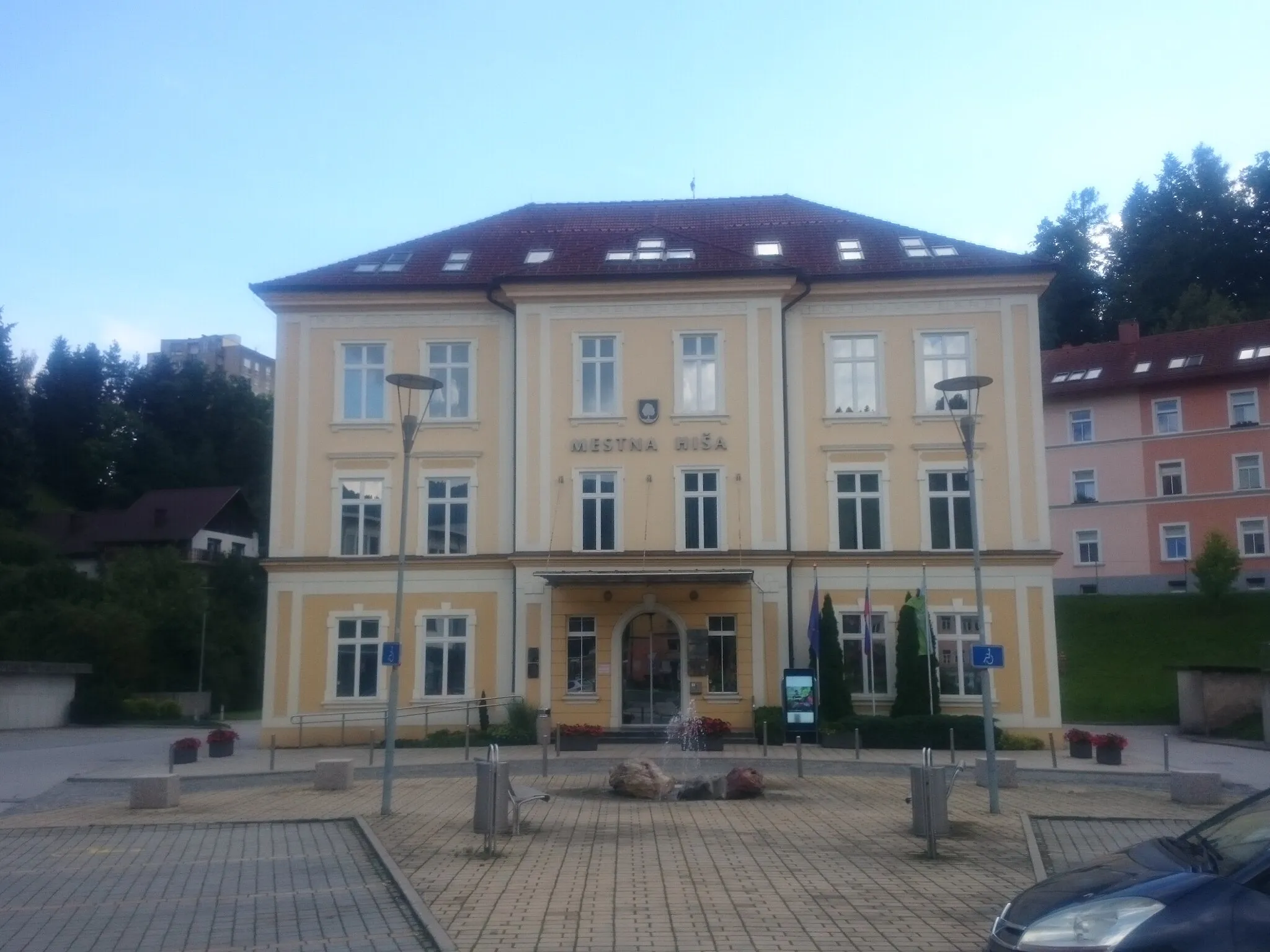 Photo showing: Ravne na Koroškem, present day town hall, formerly a school. Built in 1910. More info (in Slovenian only).