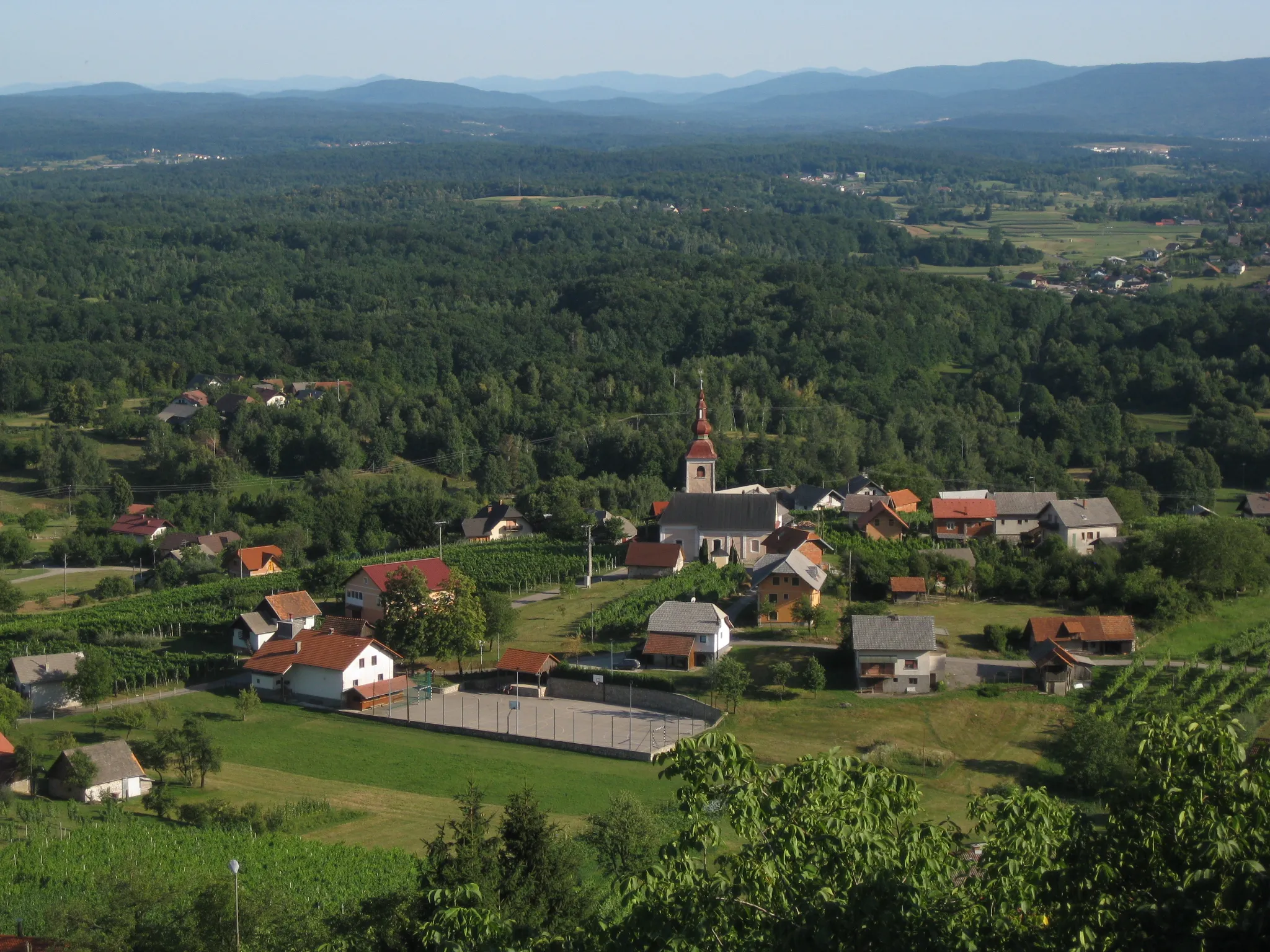 Photo showing: Sadinja Vas, a hamlet of Semič, a village in southeastern Slovenia - view of Bela Krajina (north-western part).