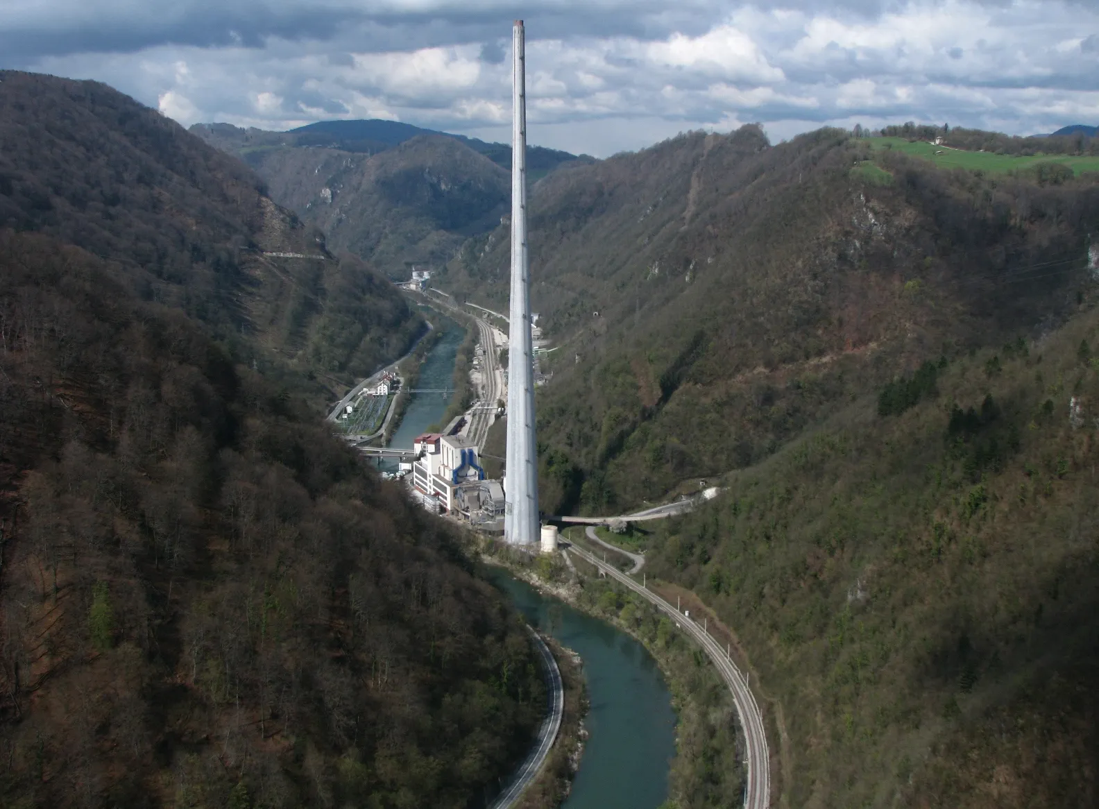 Photo showing: Trbovlje coal plant with Trbovlje Chimney (360 m) in the valley of the river Sava (Zasavje, Slovenia)