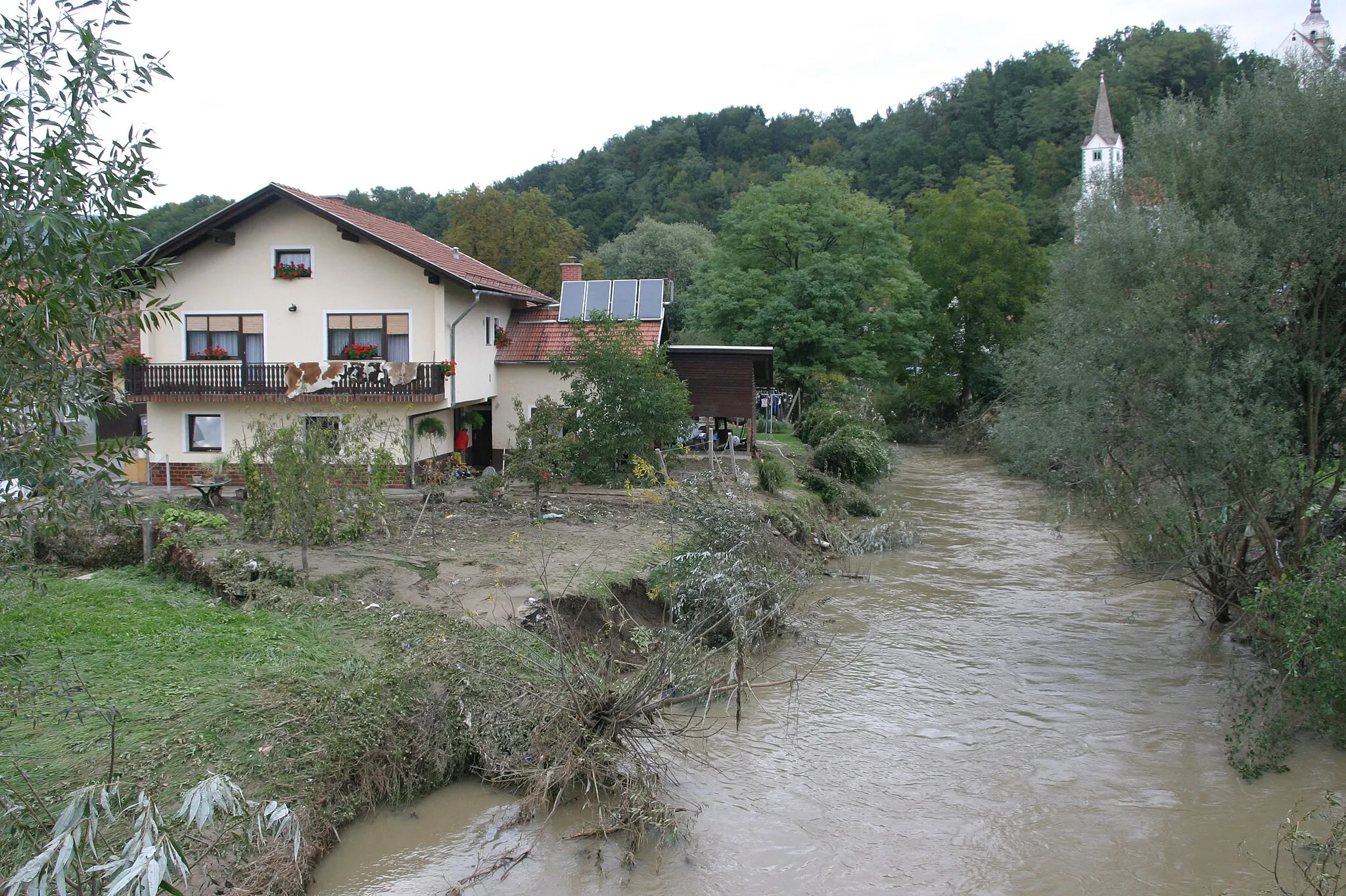 Photo showing: Hudinja river in the town of Vojnik after floods of September 2007