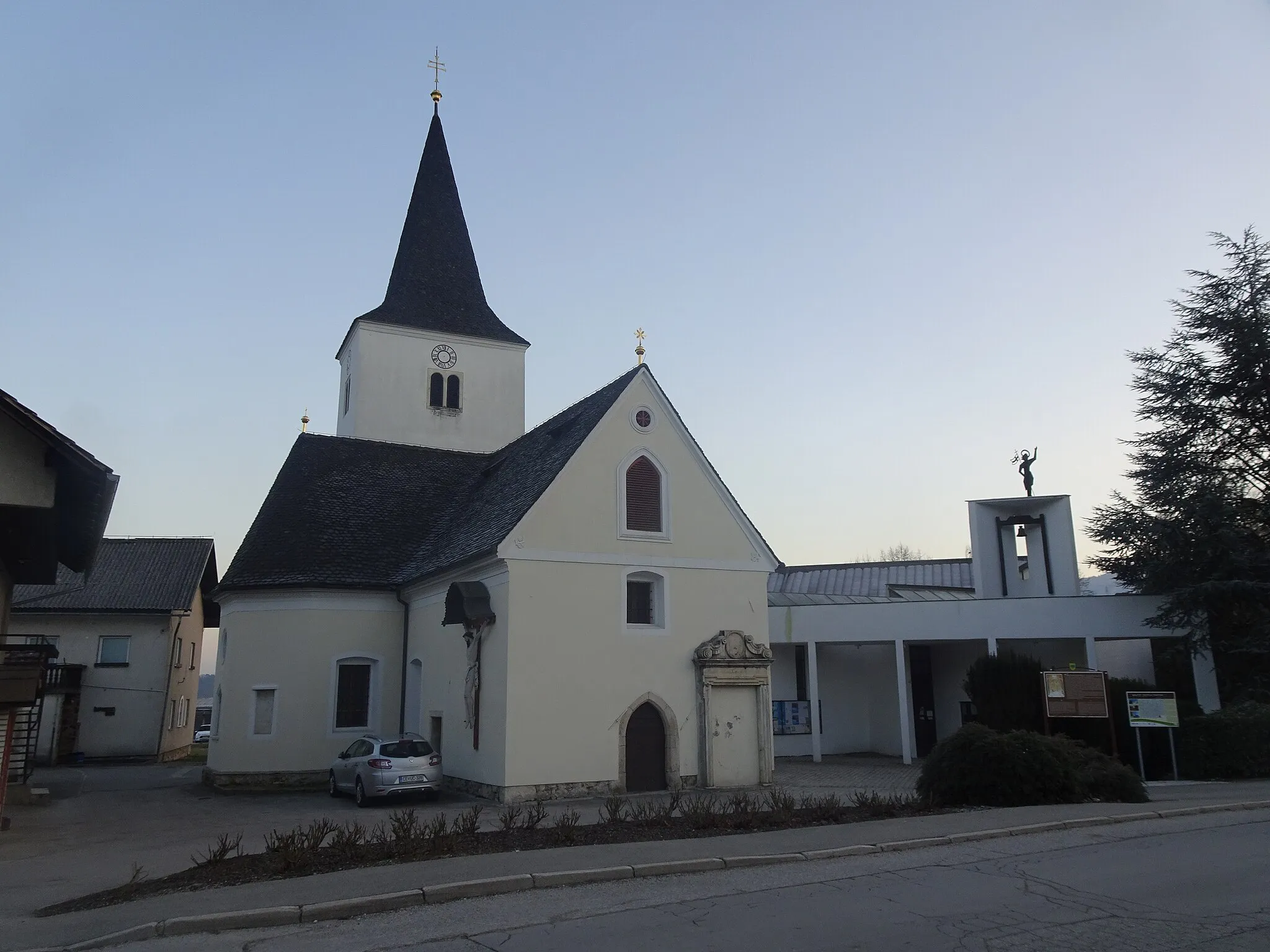 Photo showing: župnijska cerkev Zreče (stara in nova)