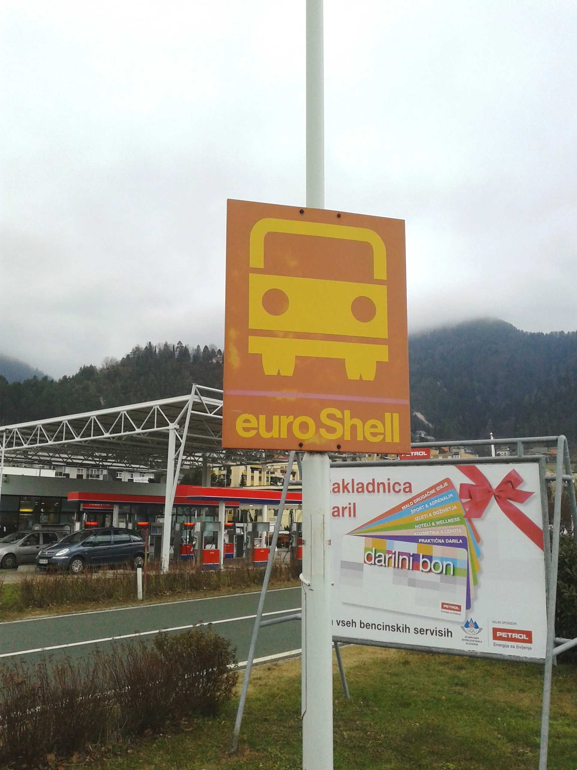 Photo showing: Bistrica pri Tržiču, Slovenija - informativni znak naftne družbe Shell (EuroShell)