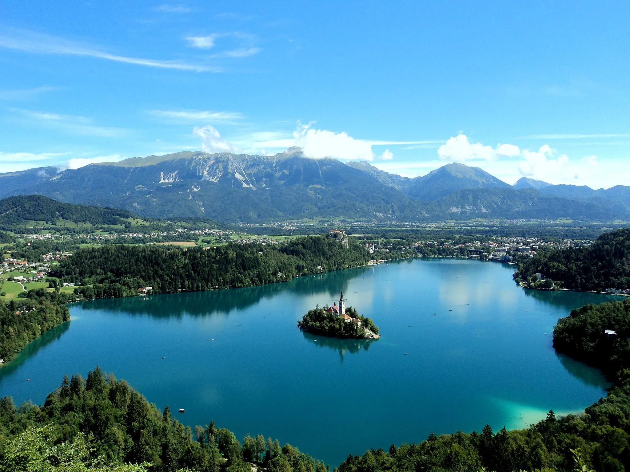 Photo showing: View of the lake from the mountain