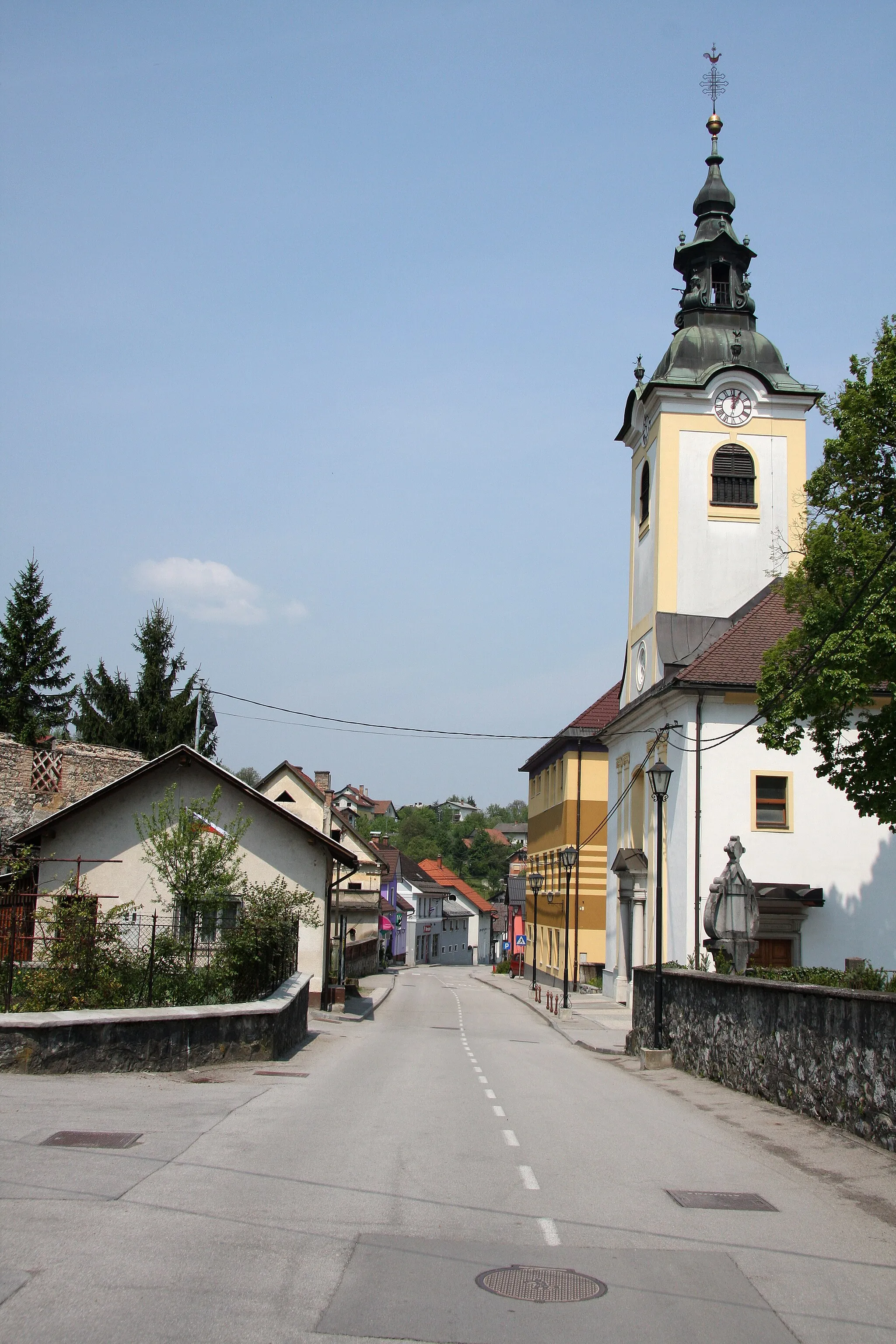 Photo showing: Center of Borovnica, Slovenia. On the right side, the church of St. Marjeta is visible and behind it, the primary school.