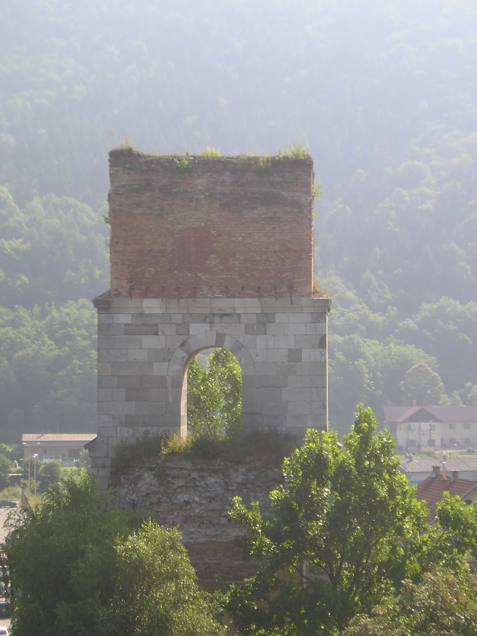 Photo showing: Borovnica, Slovenia - remaining pillar of the former Borovnica railway viaduct (destroyed after the WW 2), a view from the western tip. Unfortunately the morning hour was not the most appopriate to take the photo :(