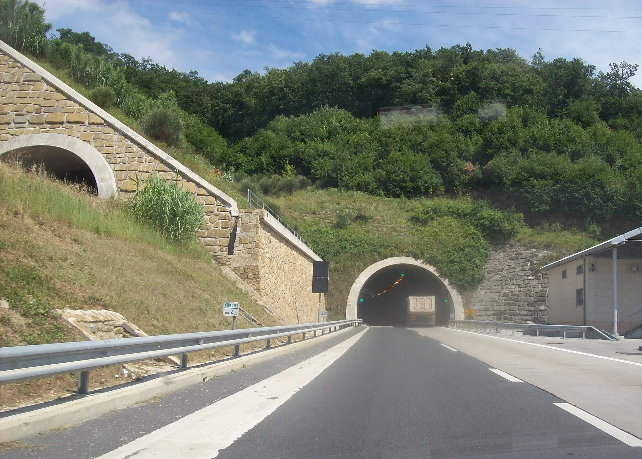 Photo showing: Tunnel Dekani on the A1 motorway in Slovenia