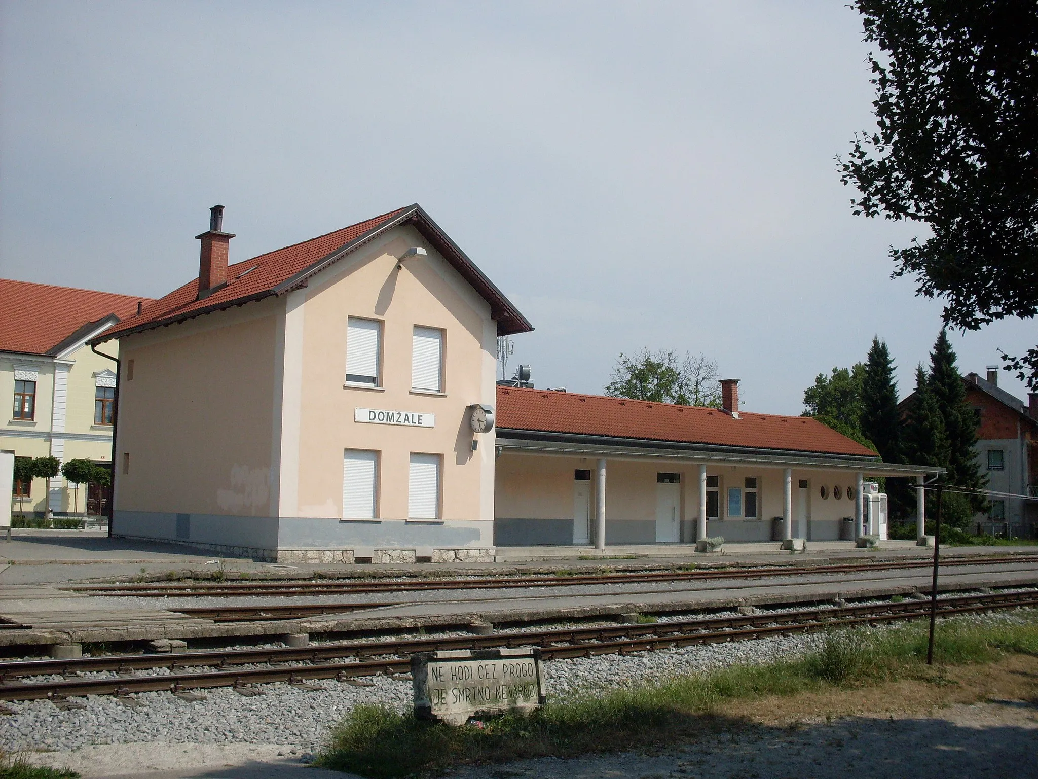 Photo showing: Train station in Domžale, Slovenia