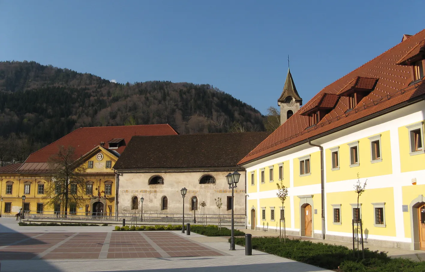 Photo showing: centre of Old Sava in Jesenice, Slovenia. From left to right: Ruard Manor, Assumption of Mary Church, Kasarna.