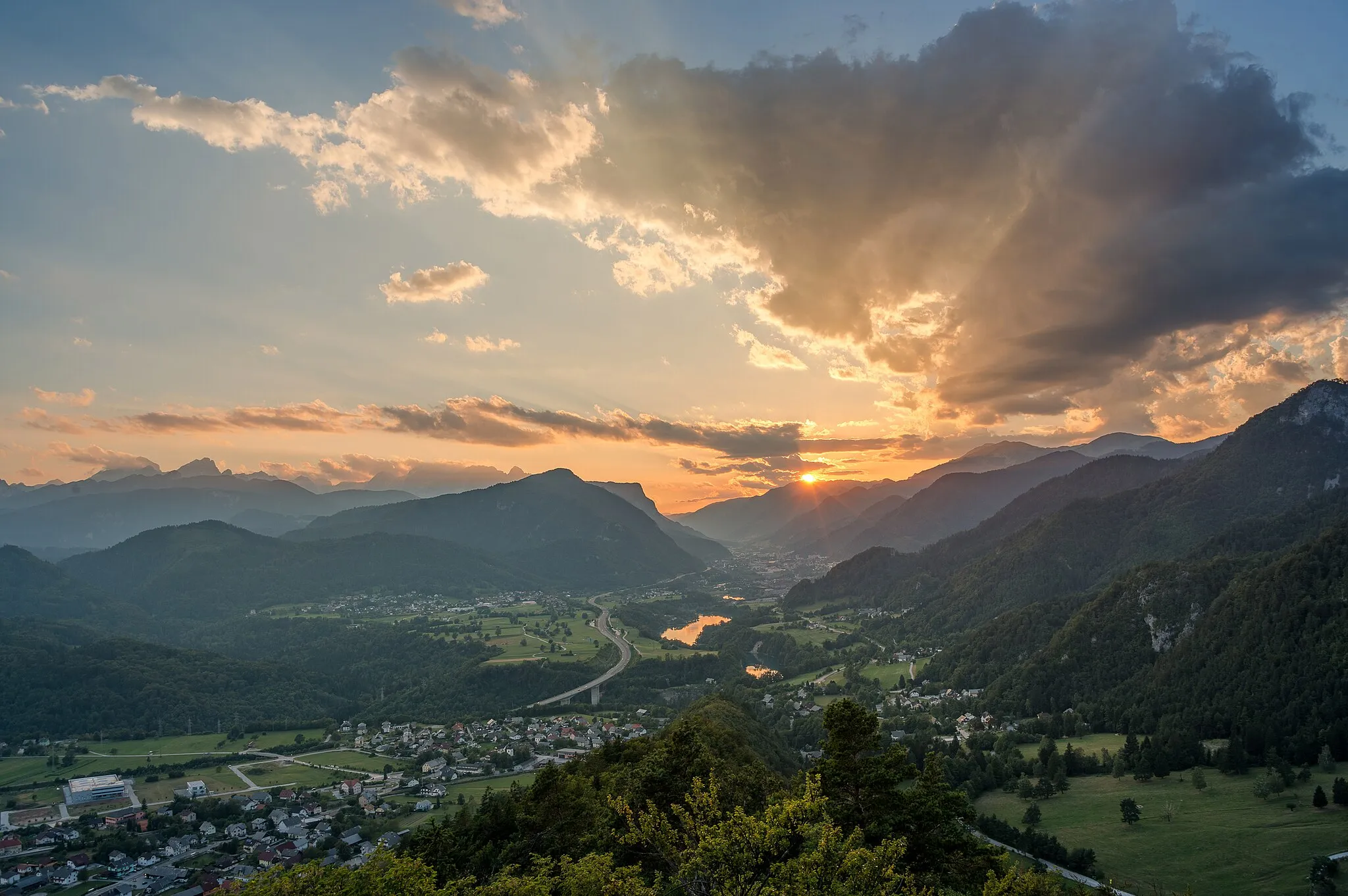 Photo showing: Sunset over my home town Jesenice.