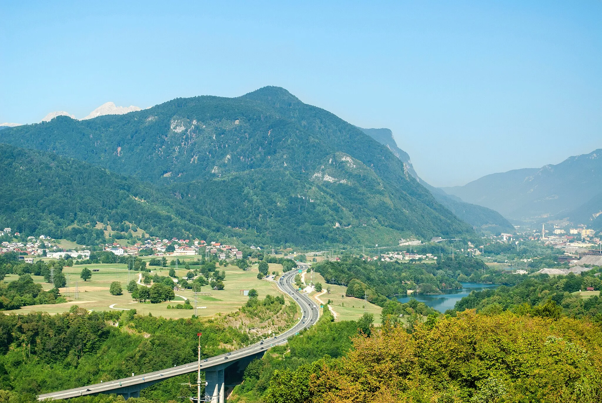 Photo showing: Section of Highway A2 near Jesenice (Viaduct Moste)