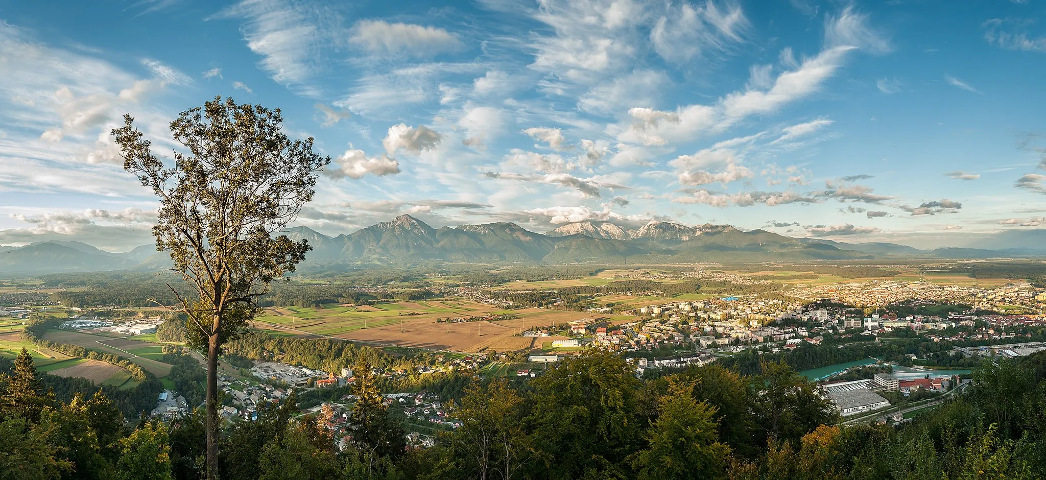 Photo showing: Panoramic view of Kranj and Kamnik-Savinja alps from Šmarjetna gora