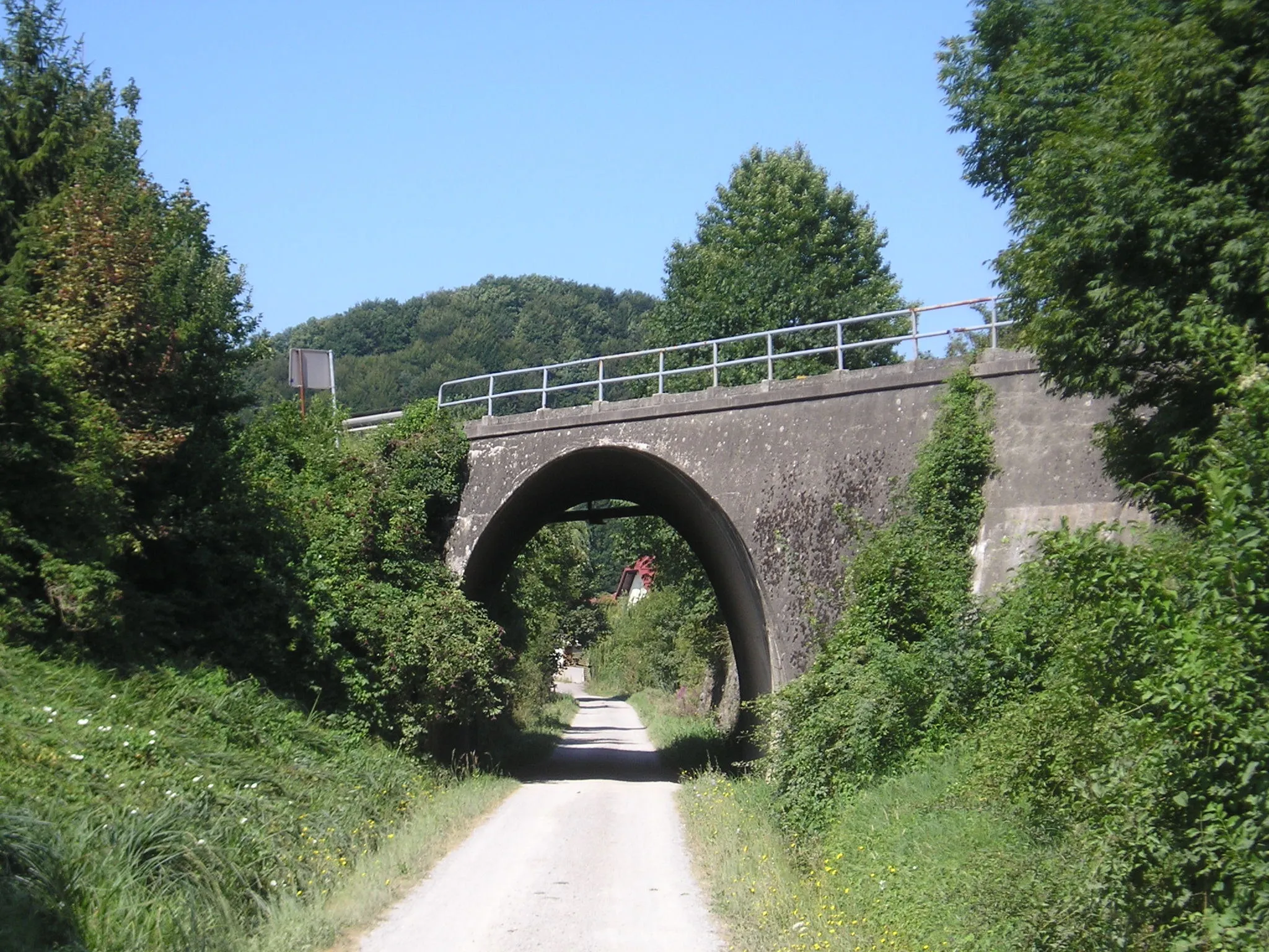 Photo showing: Log pri Brezovici, Slovenia: a bridge of the Ljubljana - Vrhnika main road over the route of the former Brezovica - Vrhnika railway line