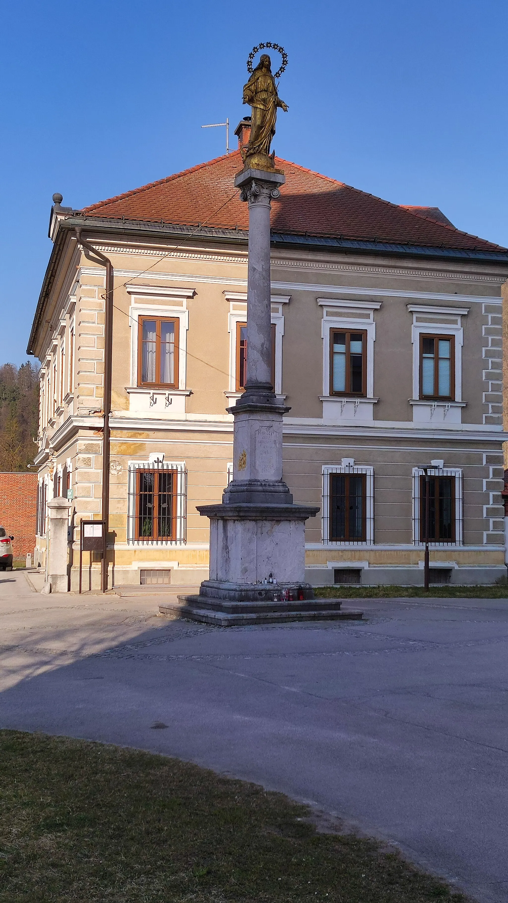 Photo showing: St. Mary's column in Mengeš.