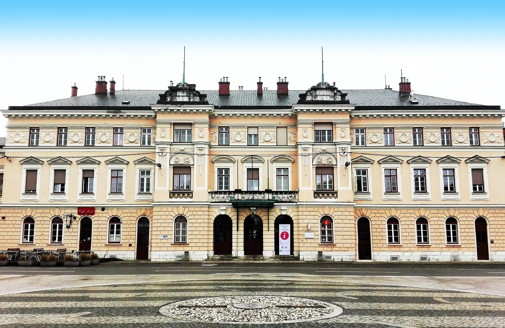 Photo showing: The famous Europe square. The building is in Slovenia, while the photographer is standing in Italy.