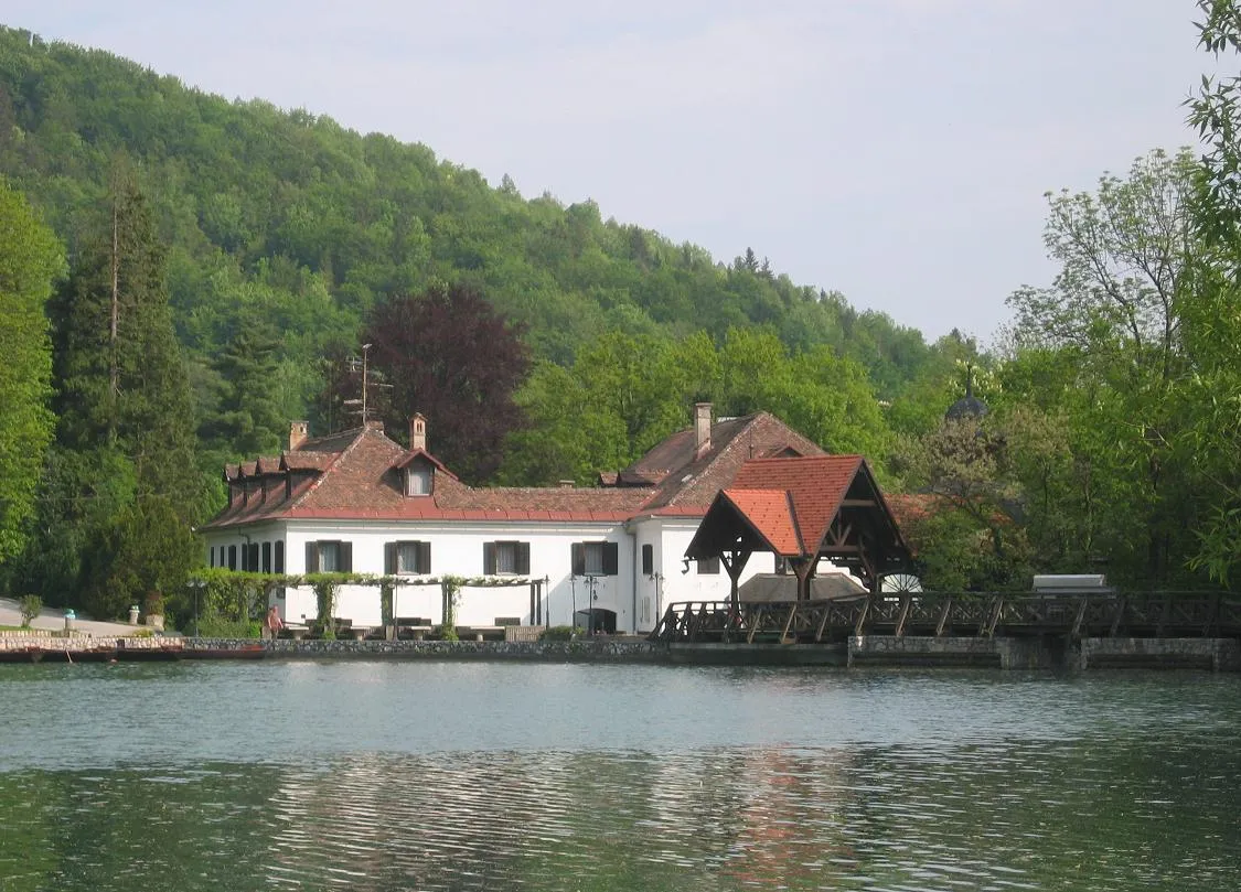 Photo showing: Hrib Castle, Preddvor, Slovenia

photo:Ziga 19:00, 13 May 2006 (UTC)