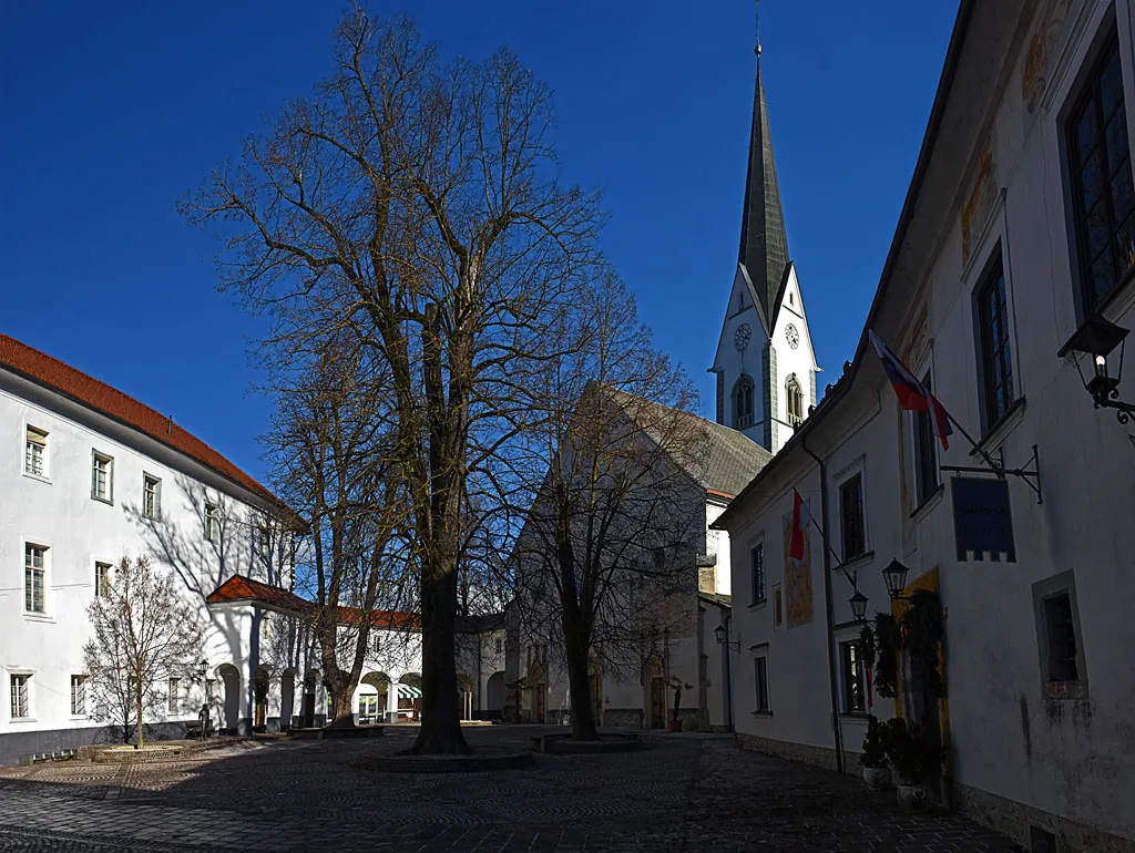 Photo showing: The church and the square before it.