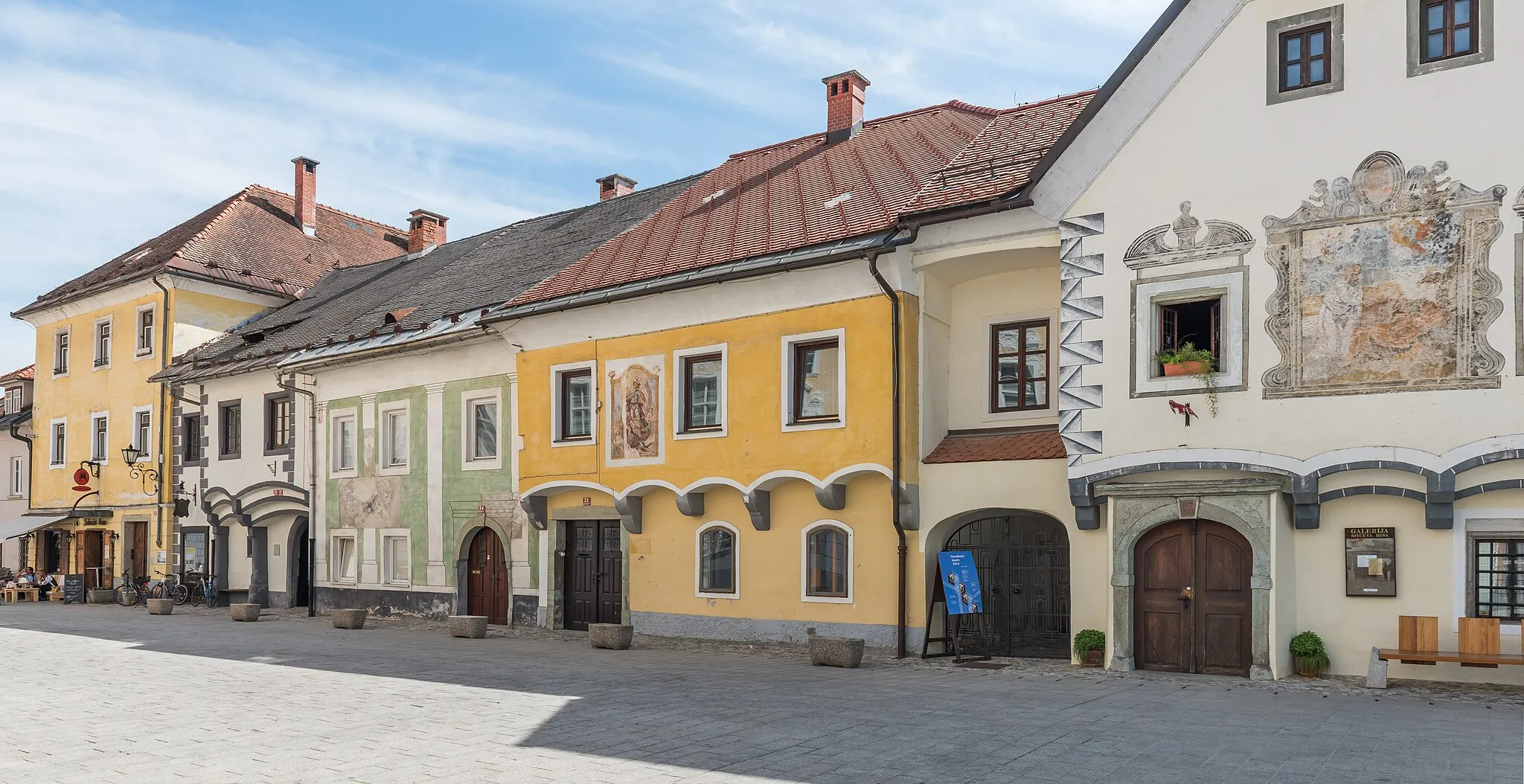 Photo showing: Houses on Linhart square #22-#26, municipality Radovljica, Upper Carniola, Slovenia, EU