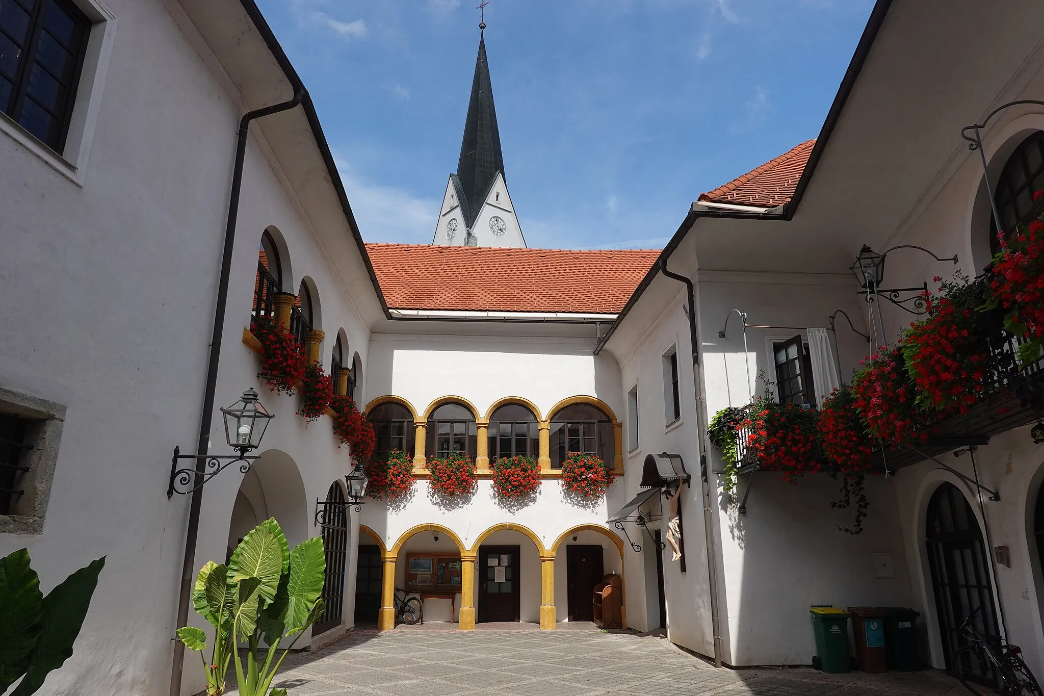 Photo showing: Innenhof mit Arkaden.