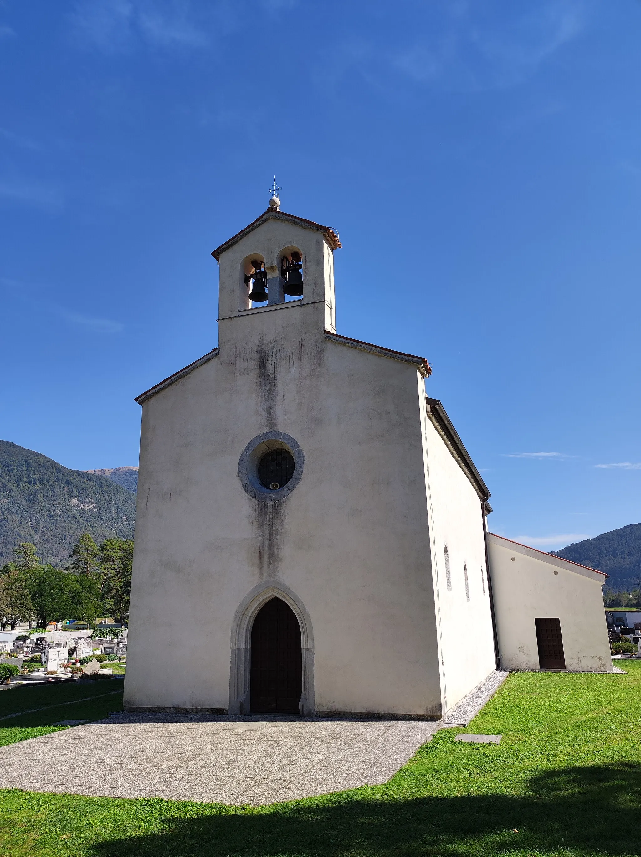 Photo showing: St. Ulrich's church at the Tolmin cemetery.