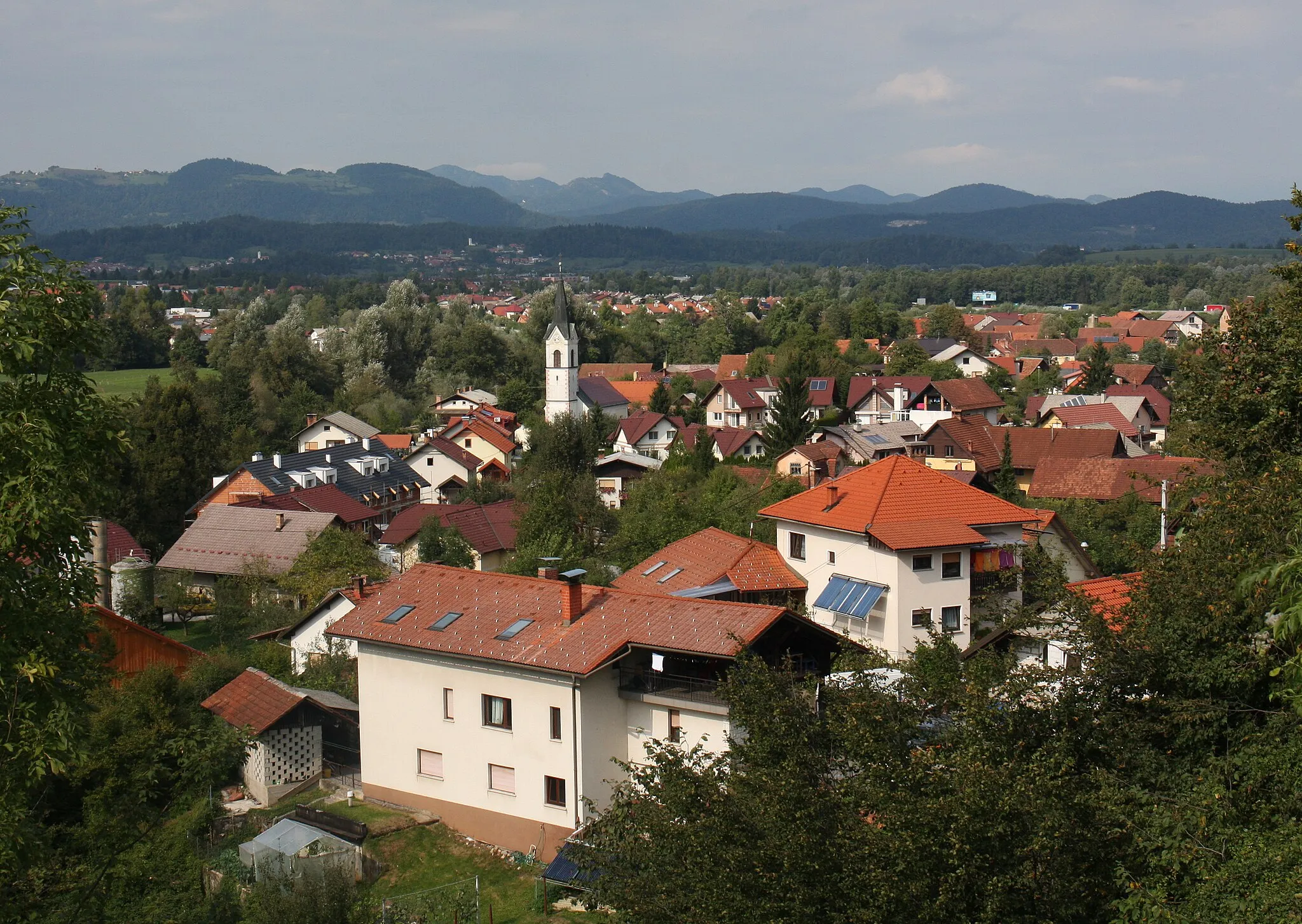 Photo showing: Center of Verd, Vrhnika Municipality, Slovenia, with the hamlet Janezova Vas in the background