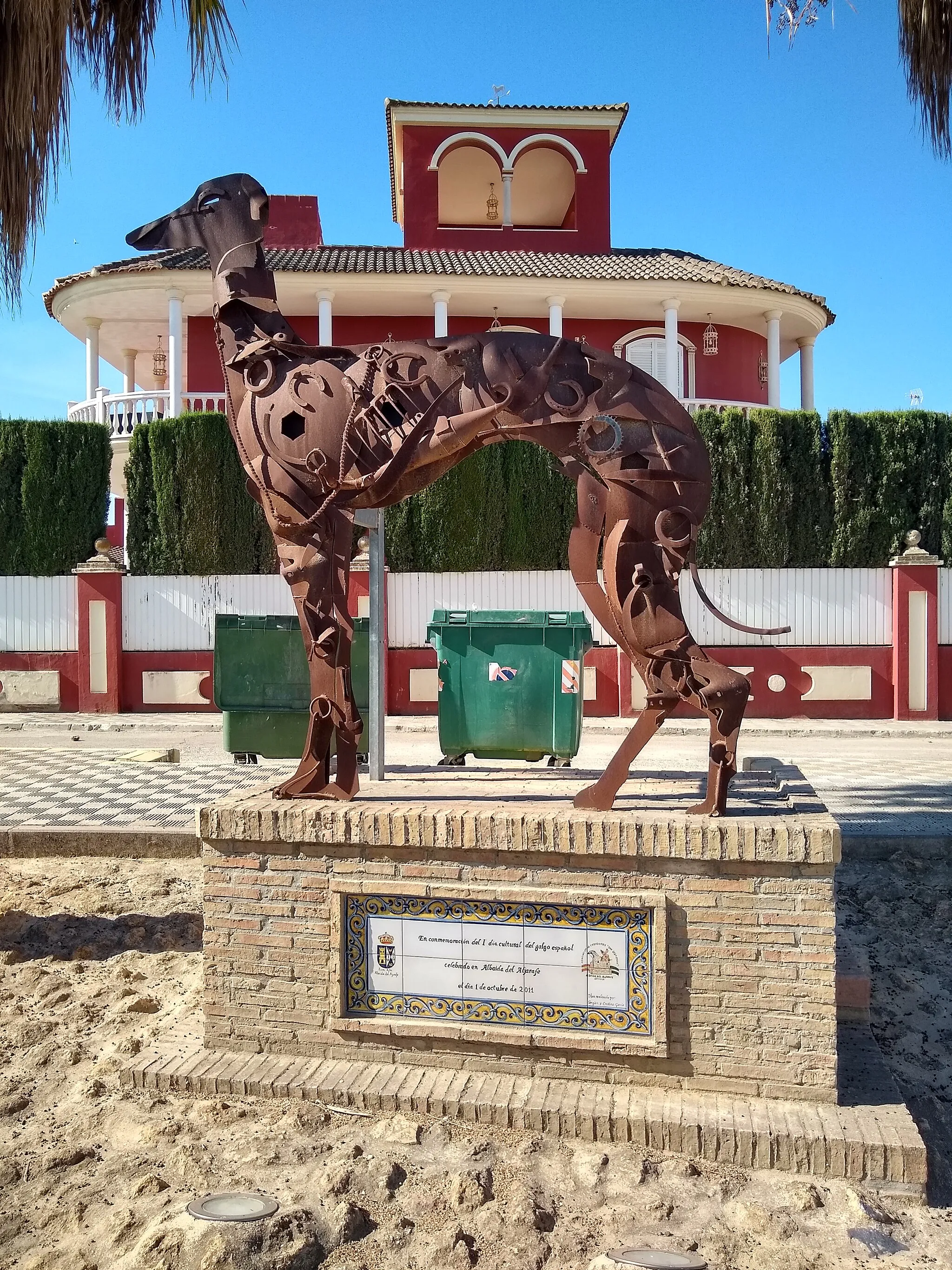 Photo showing: Escultura moderna que representa un galgo. Albaida del Aljarafe