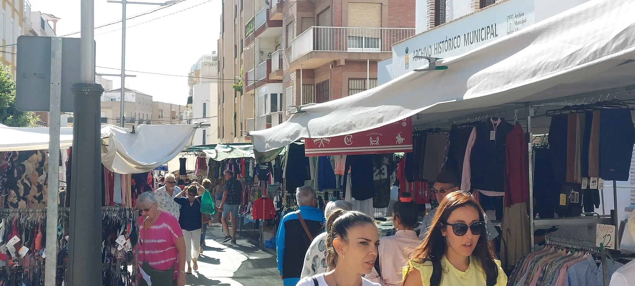 Photo showing: Mercadillo del municipio de Albox. Se celebra los martes. Muy conocido y transitado por los demás municipios de la comarca