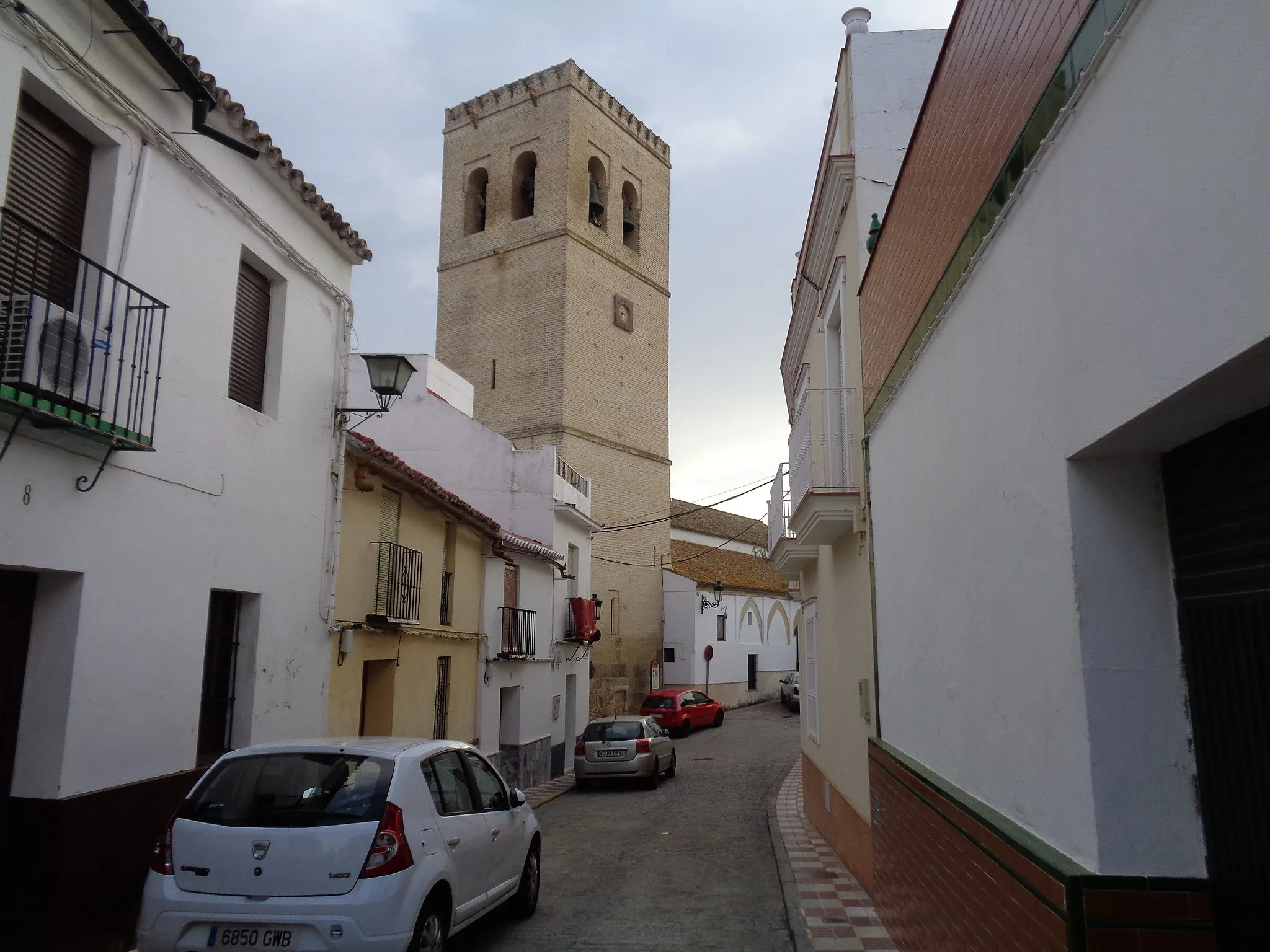 Photo showing: Iglesia de Santa María de la Asunción, al fondo de la calle, en Alcalá del Río