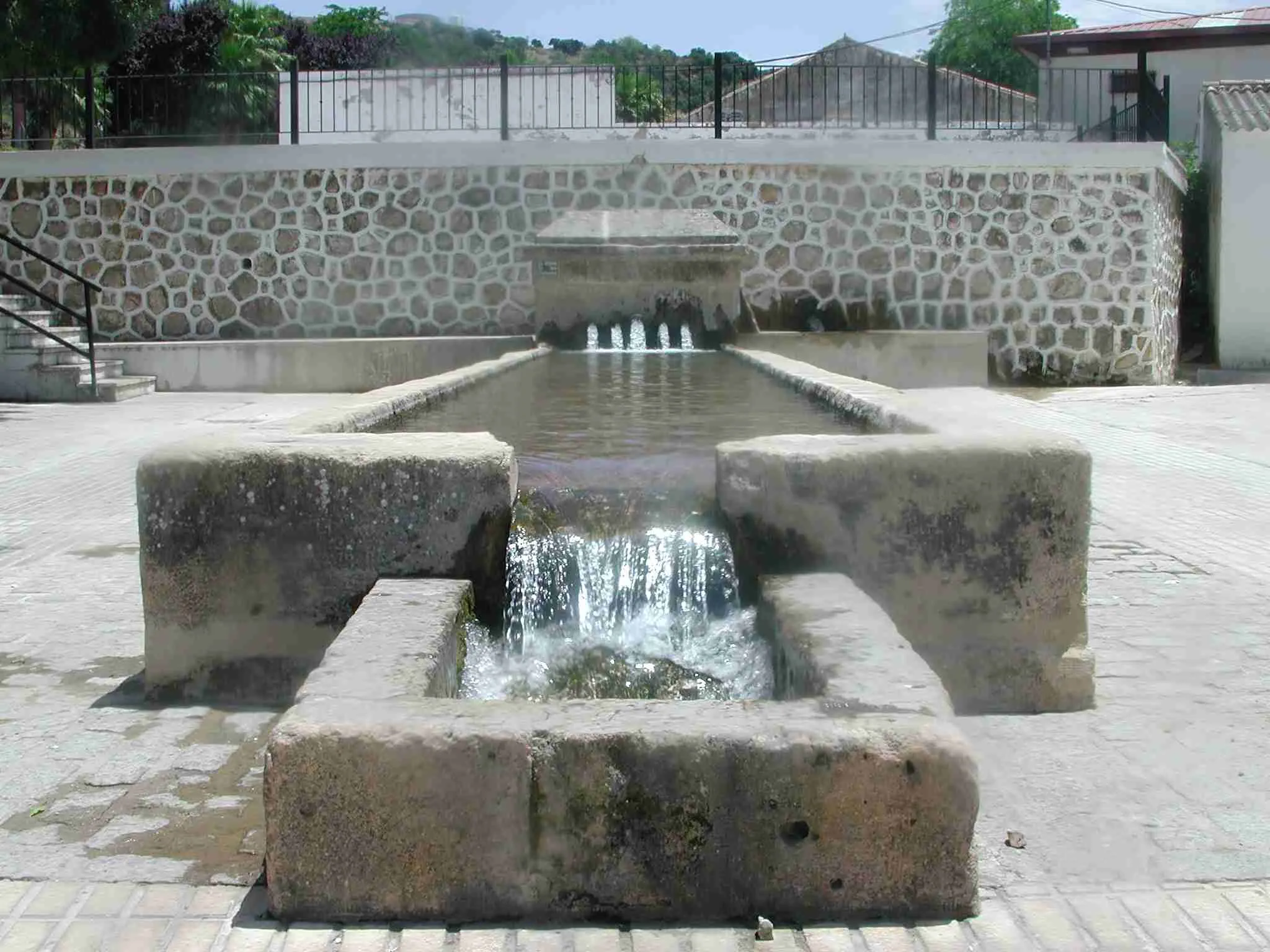 Photo showing: Fuente Grande capta su agua natural del manantial del mismo nombre. Este mana a través de cinco caños, recogiéndose en el antiguo lavadero comunal.